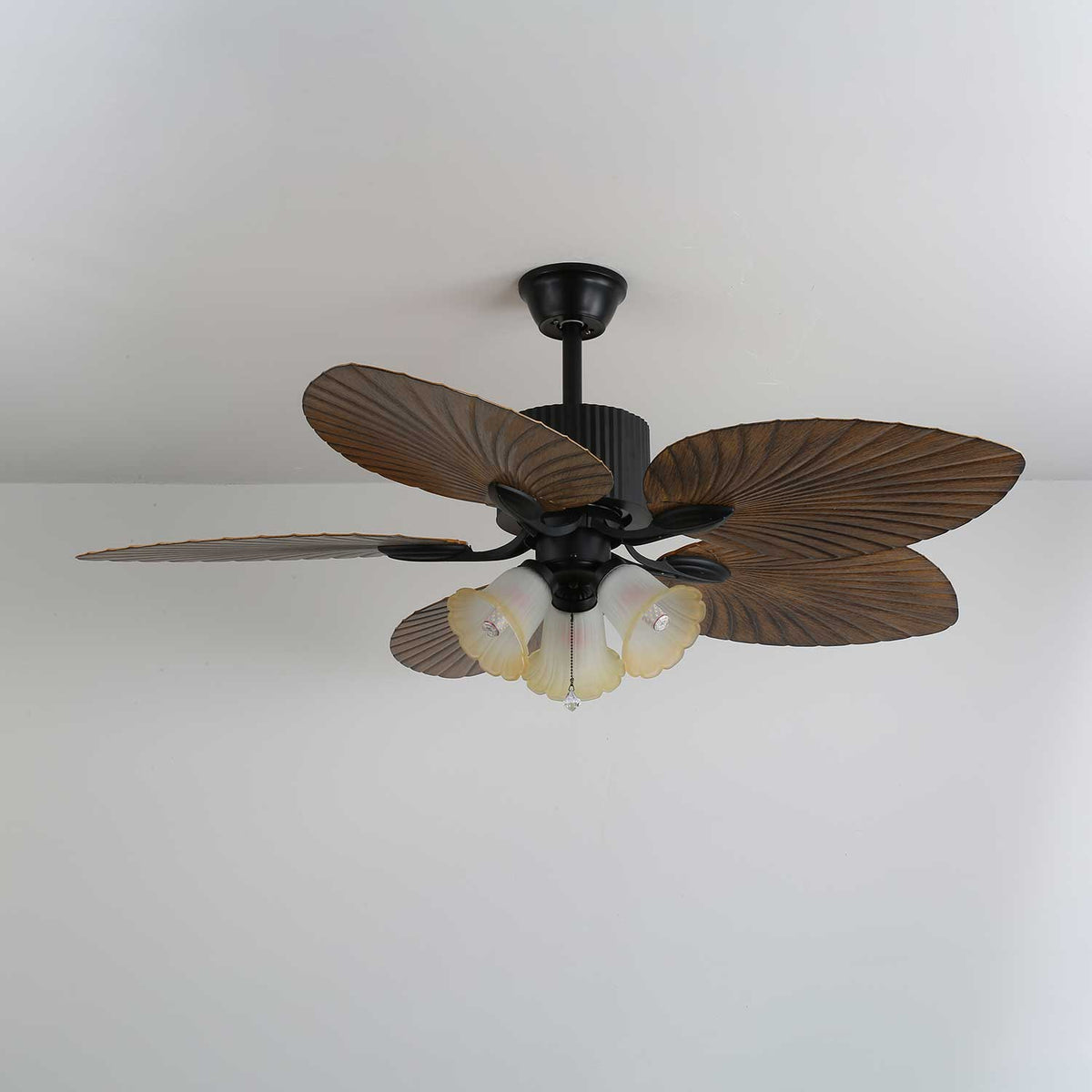 Istruzioni di sicurezza o guida all'installazione per il ventilatore da soffitto.