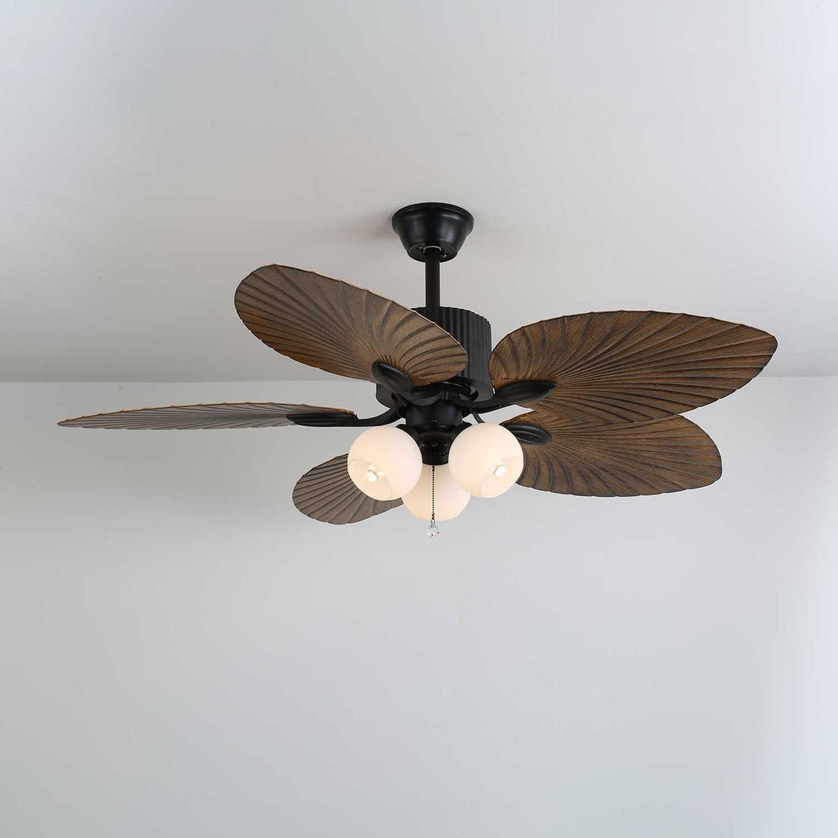 Il ventilatore da soffitto con luce da un'angolazione inferiore, che mostra il suo stile vintage.
