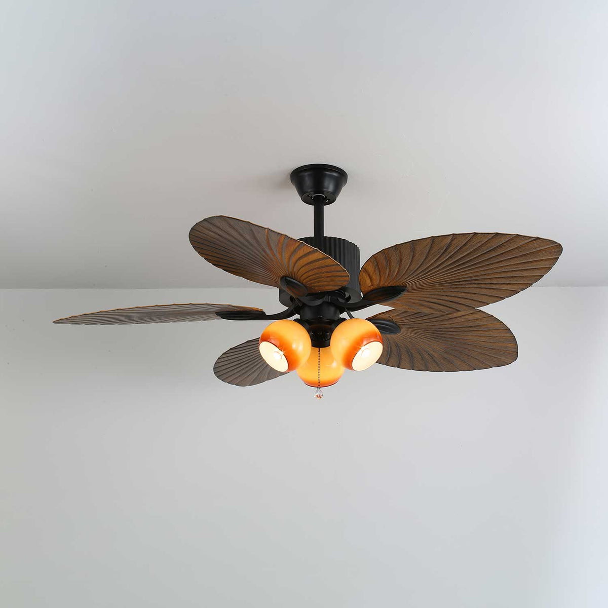 Il ventilatore da soffitto con luce installato in un ambiente soggiorno.