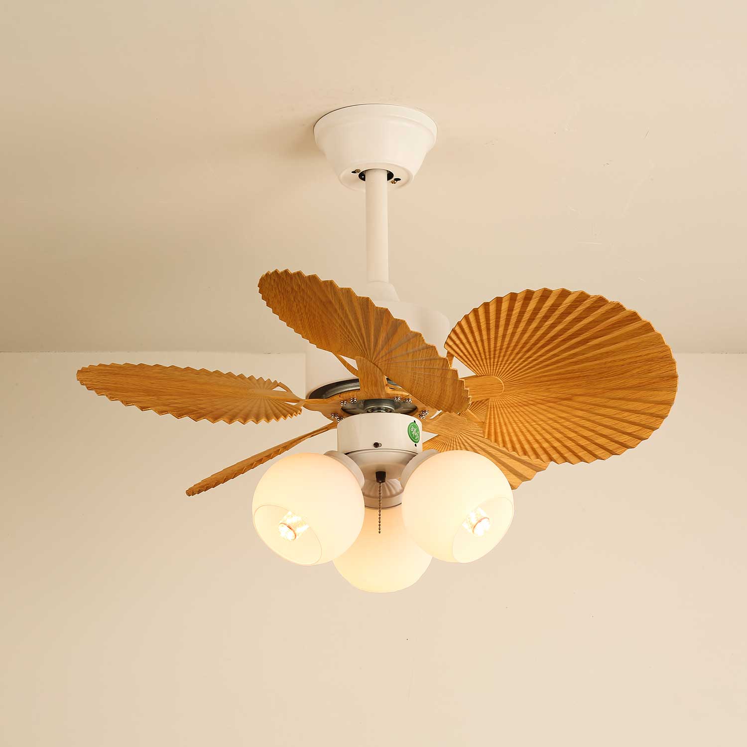 Vista laterale del ventilatore da soffitto Aurelia con luce che ne mostra il profilo