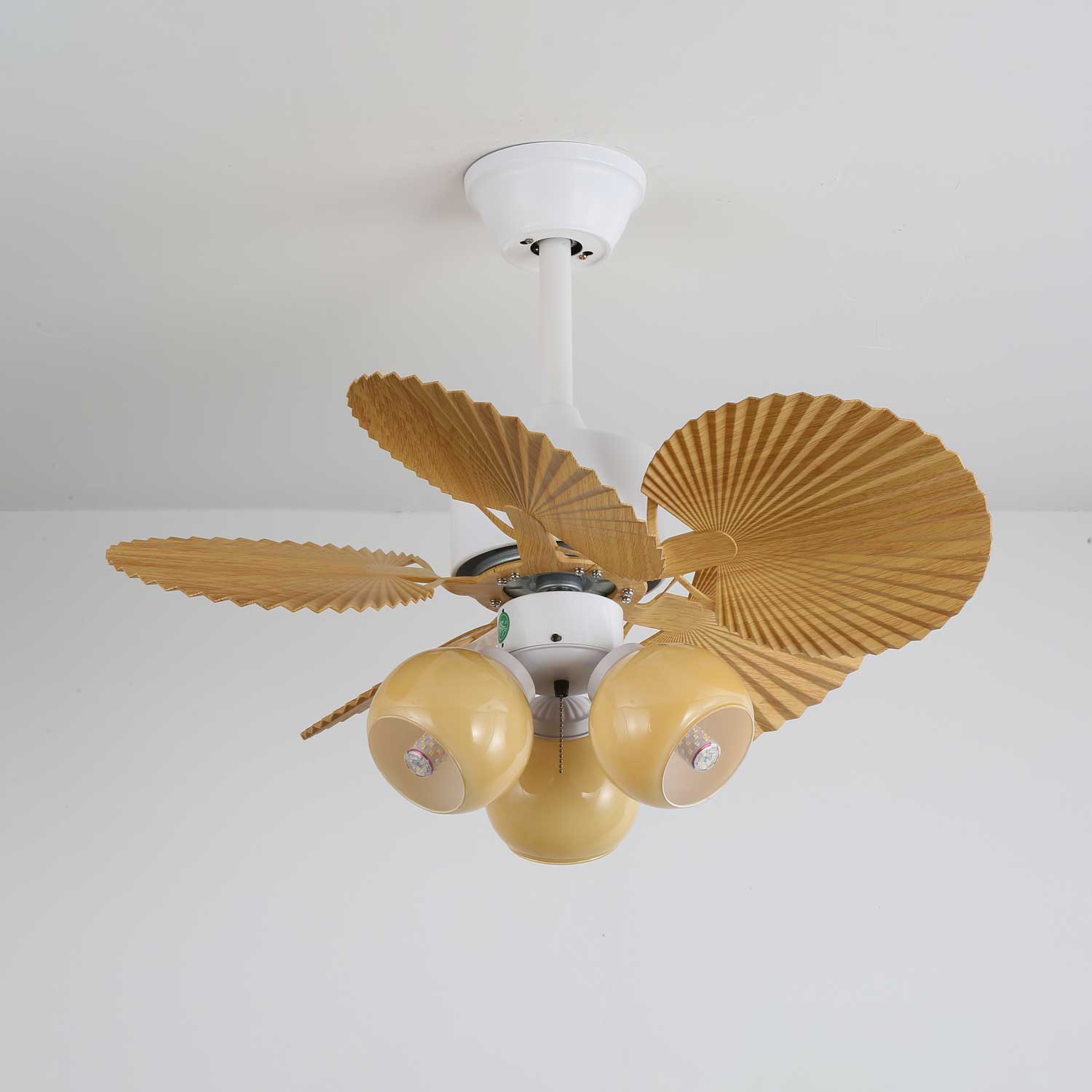 Ventilatore da soffitto Aurelia Vintage con luce in legno e vetro con un focus sulla sua estetica vintage