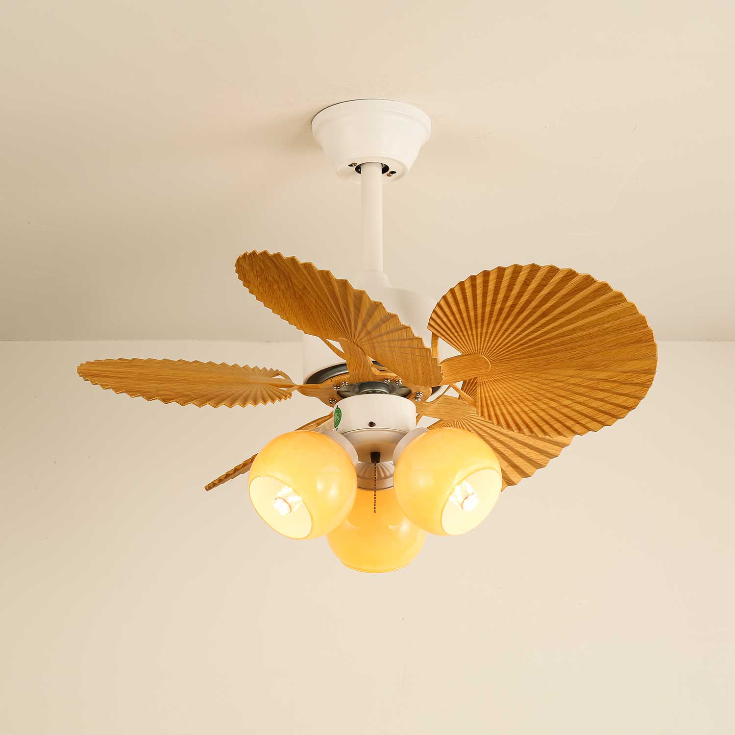 Vista dall'alto del design del ventilatore da soffitto Aurelia con luce