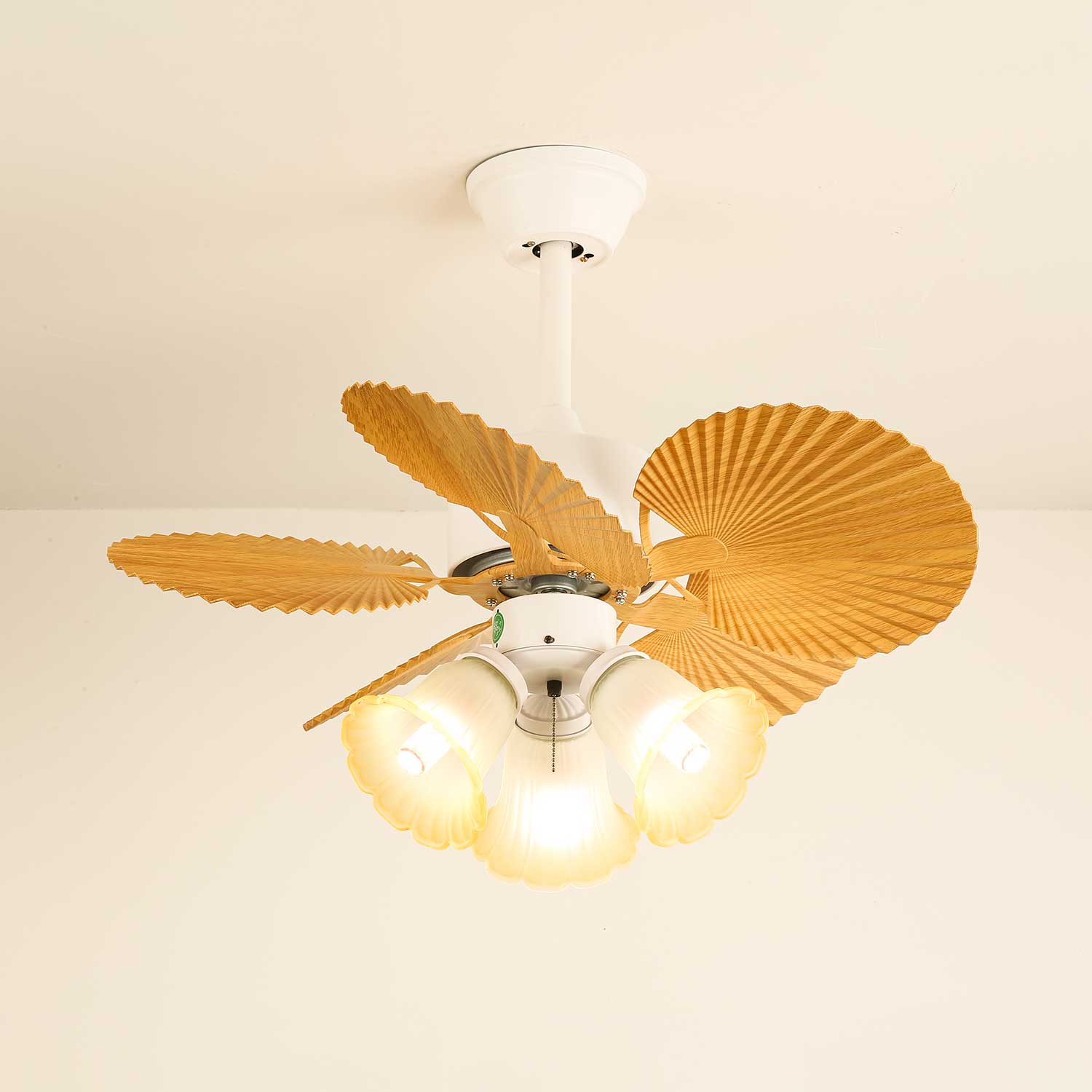 Ventilatore da soffitto Aurelia Vintage con luce in legno e vetro che dimostra il suo controllo a 6 velocità