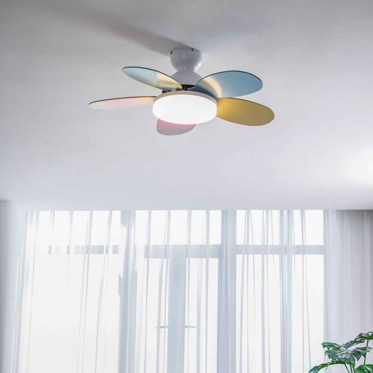 Ventilatore da soffitto con luce Liora in vetro colorato, vista dal basso