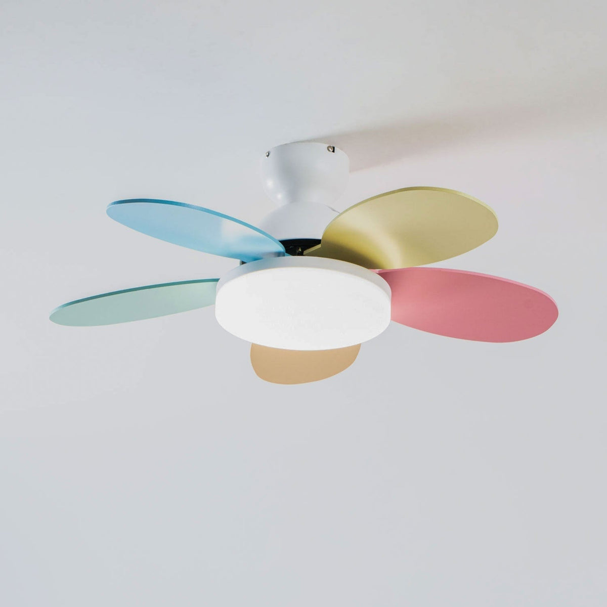 Ventilatore da soffitto con luce Liora per bambini, che mostra il suo design unico