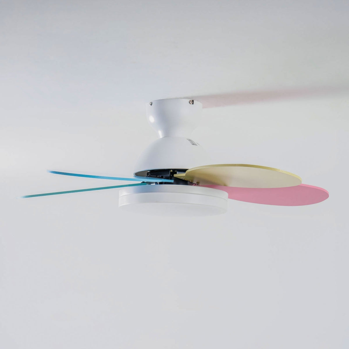 Ventilatore da soffitto con luce Liora per bambini, che illumina un'area giochi