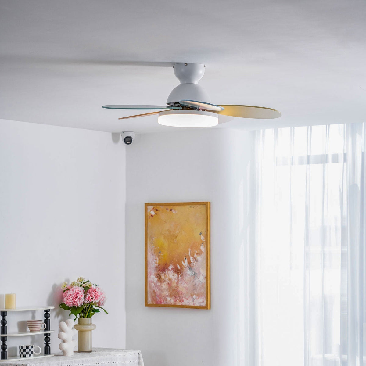 Ventilatore da soffitto con luce Liora in vetro colorato, dettaglio della sorgente luminosa LED