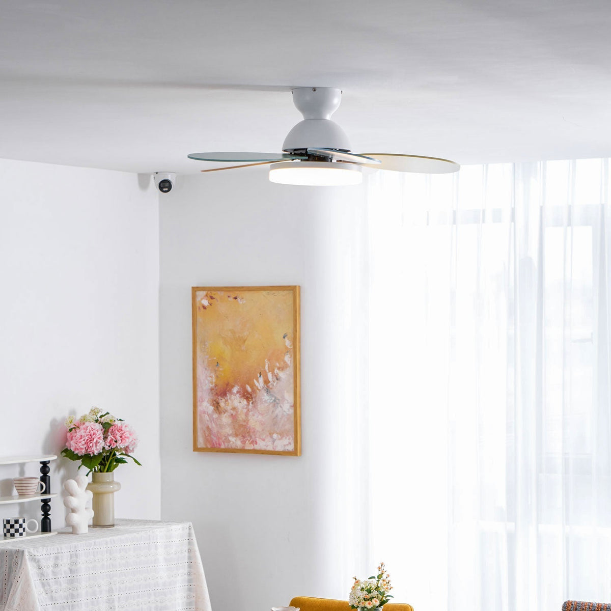 Ventilatore da soffitto con luce Liora, che mostra diverse opzioni di finitura del corpo