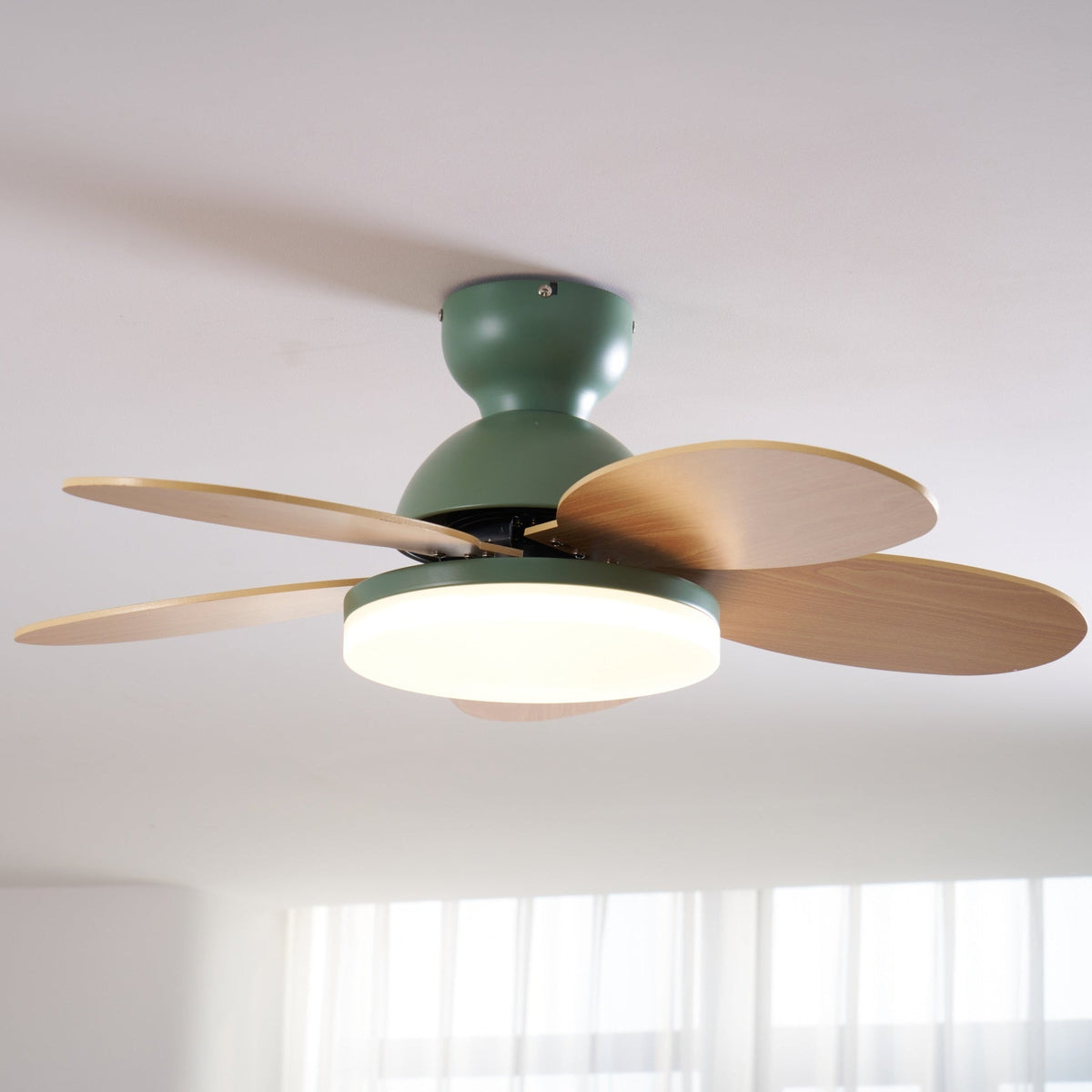 Ventilatore da soffitto con luce Liora per bambini, che illustra la rotazione in avanti per il raffreddamento