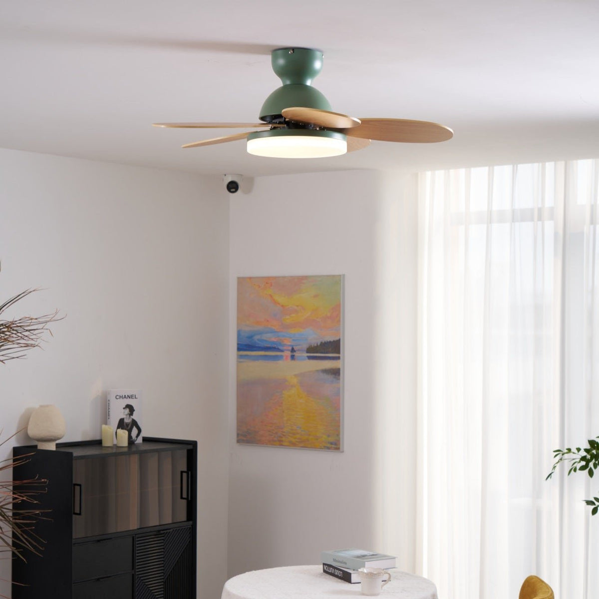 Ventilatore da soffitto con luce Liora per bambini, che illustra la rotazione inversa per il riscaldamento
