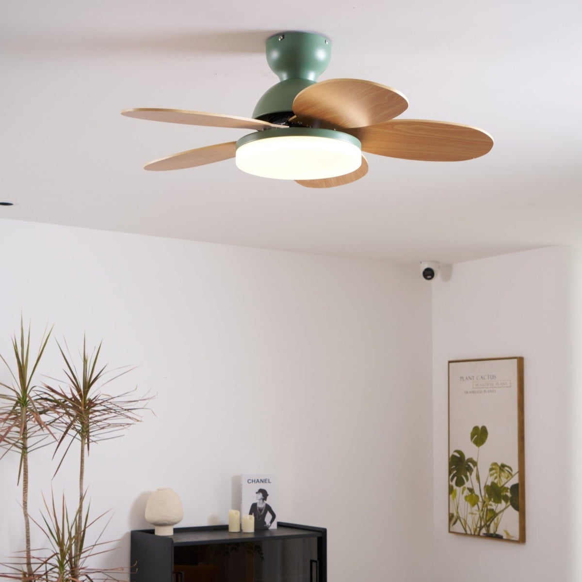 Ventilatore da soffitto con luce Liora con dettaglio del diffusore in acrilico