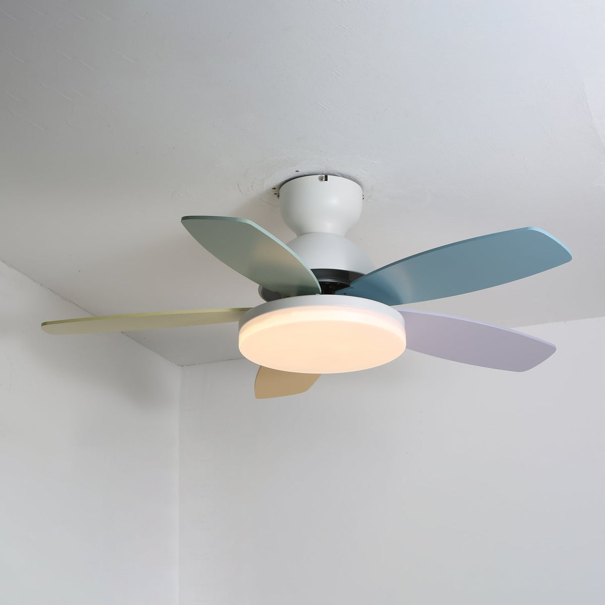 Ventilatore da Soffitto Liora per Bambini con Luce in Vetro Colorato