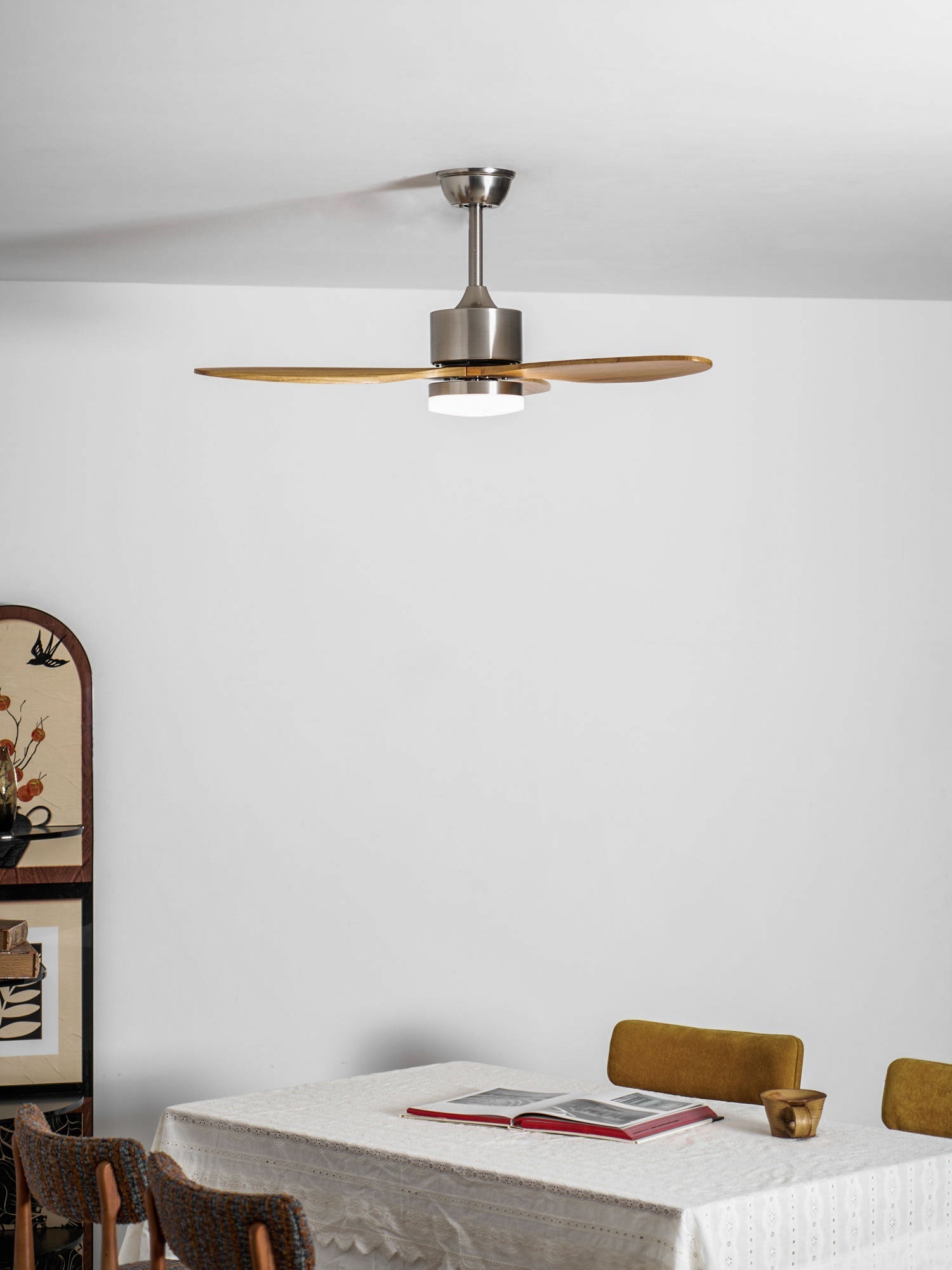 Dettaglio della finitura argento spazzolato sulla Plafoniera Ventilatore HushGlow.