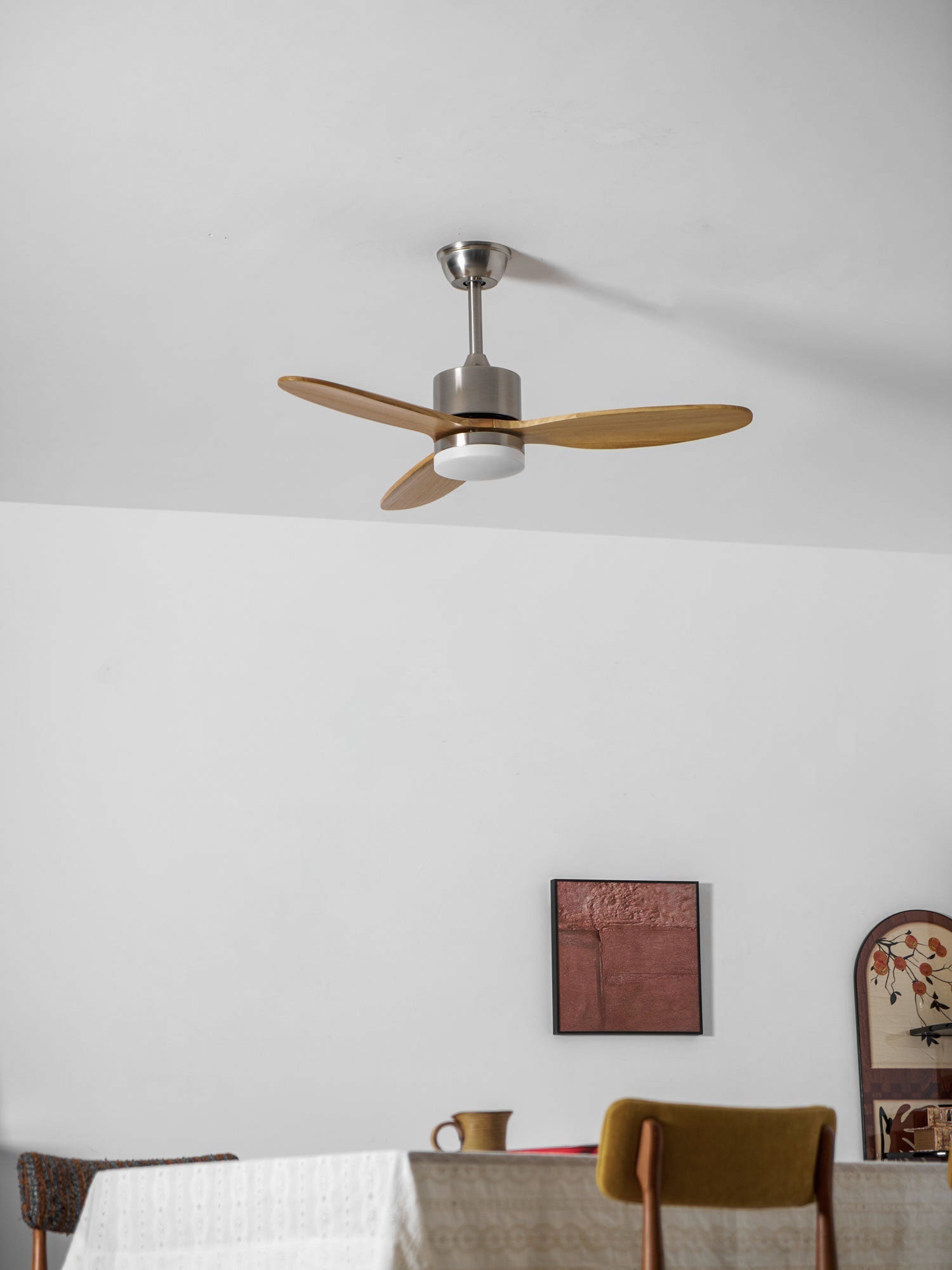 Plafoniera Ventilatore HushGlow che mostra il suo design ad alta efficienza energetica.