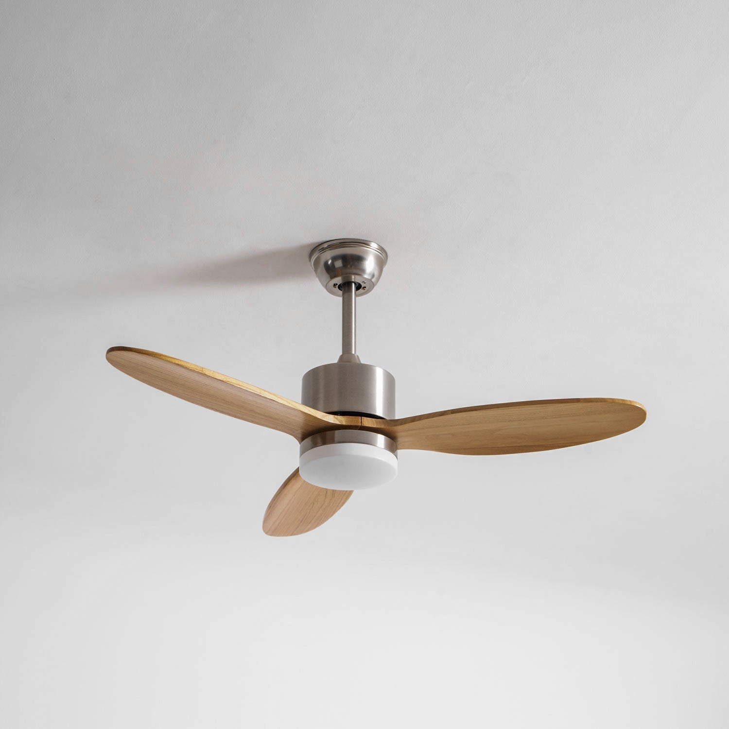 Plafoniera Ventilatore HushGlow con opzione finitura corpo Nichel.