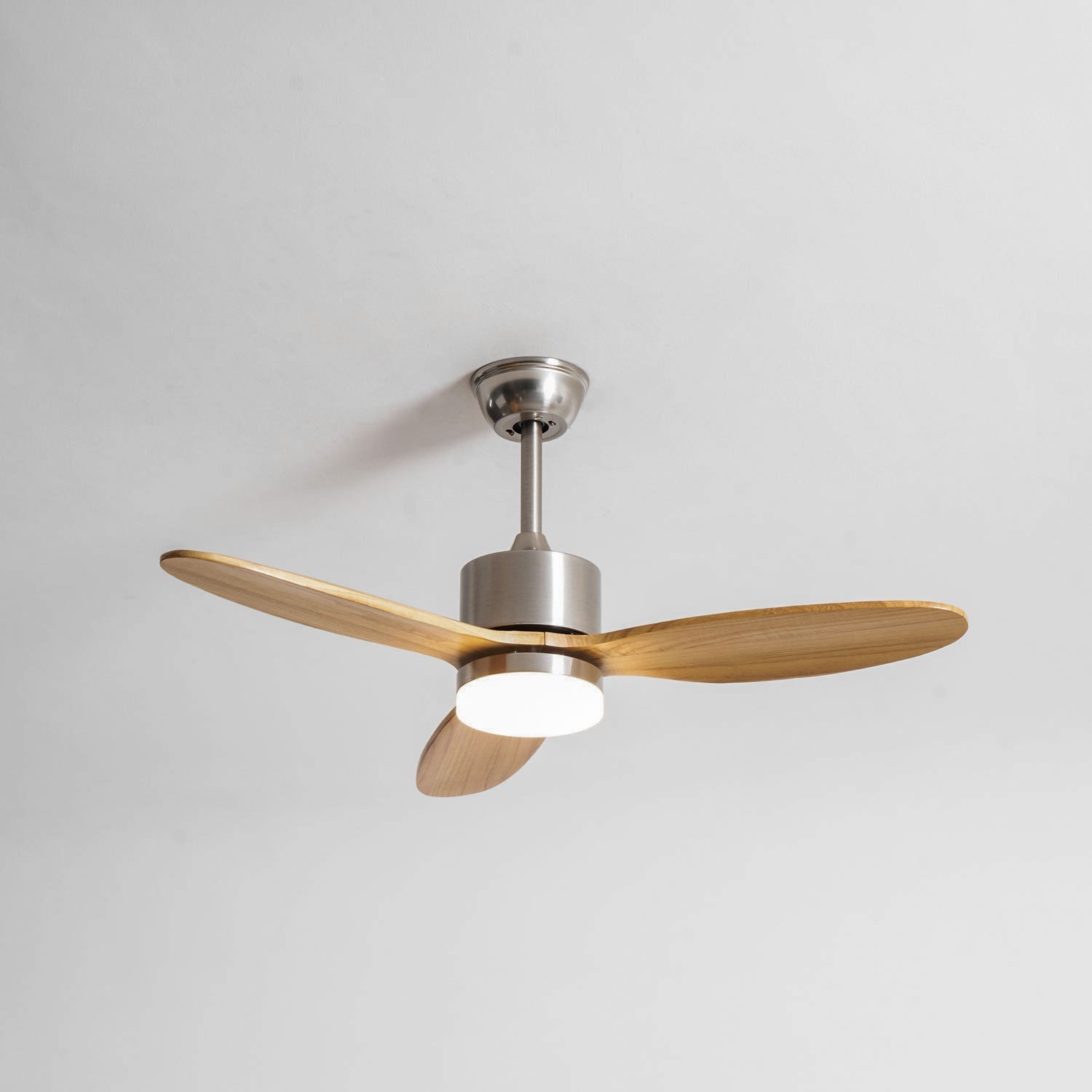 Plafoniera Ventilatore HushGlow con finitura diffusore Bianco.