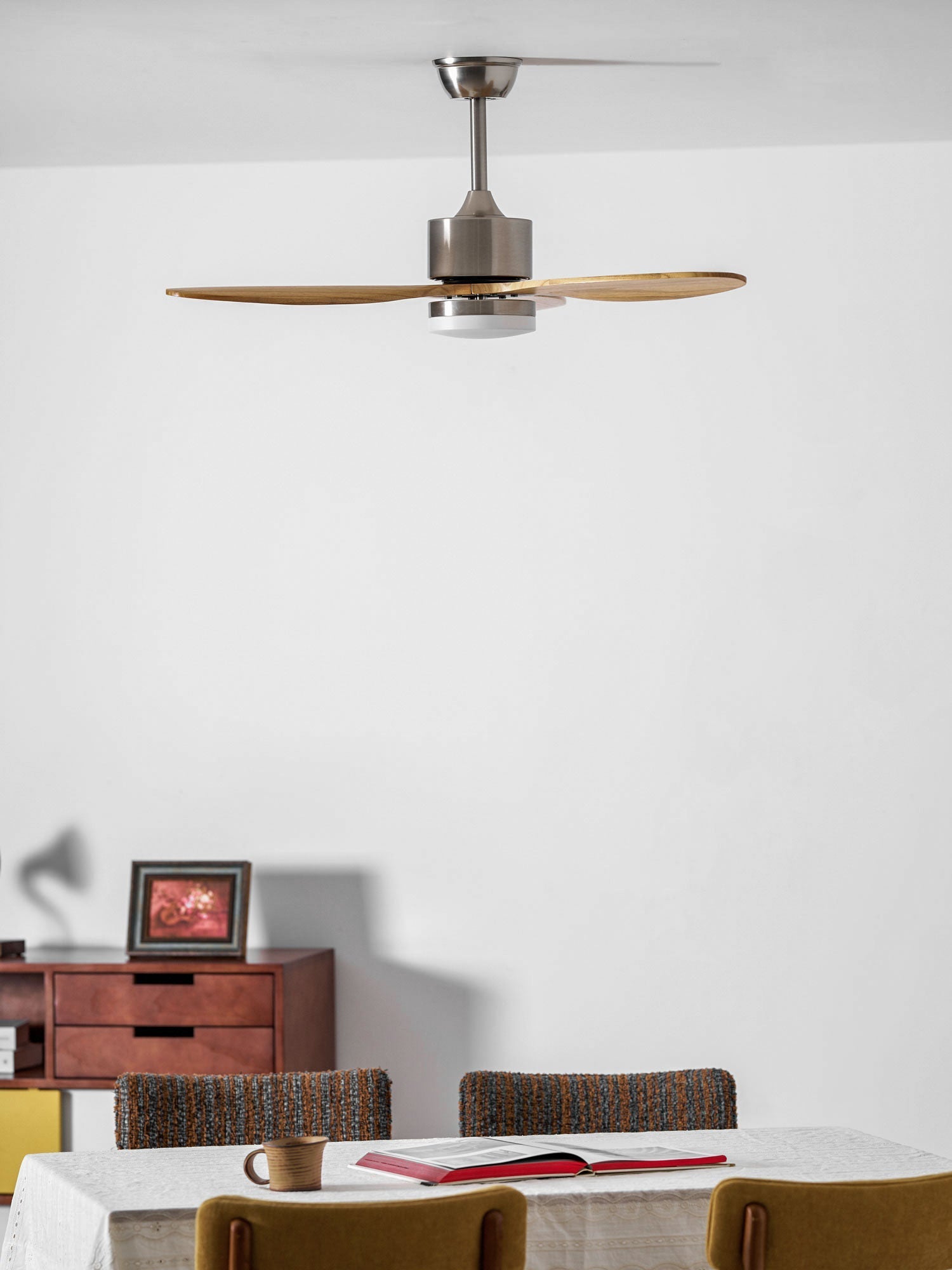 Plafoniera Ventilatore HushGlow che dimostra il suo funzionamento silenzioso.