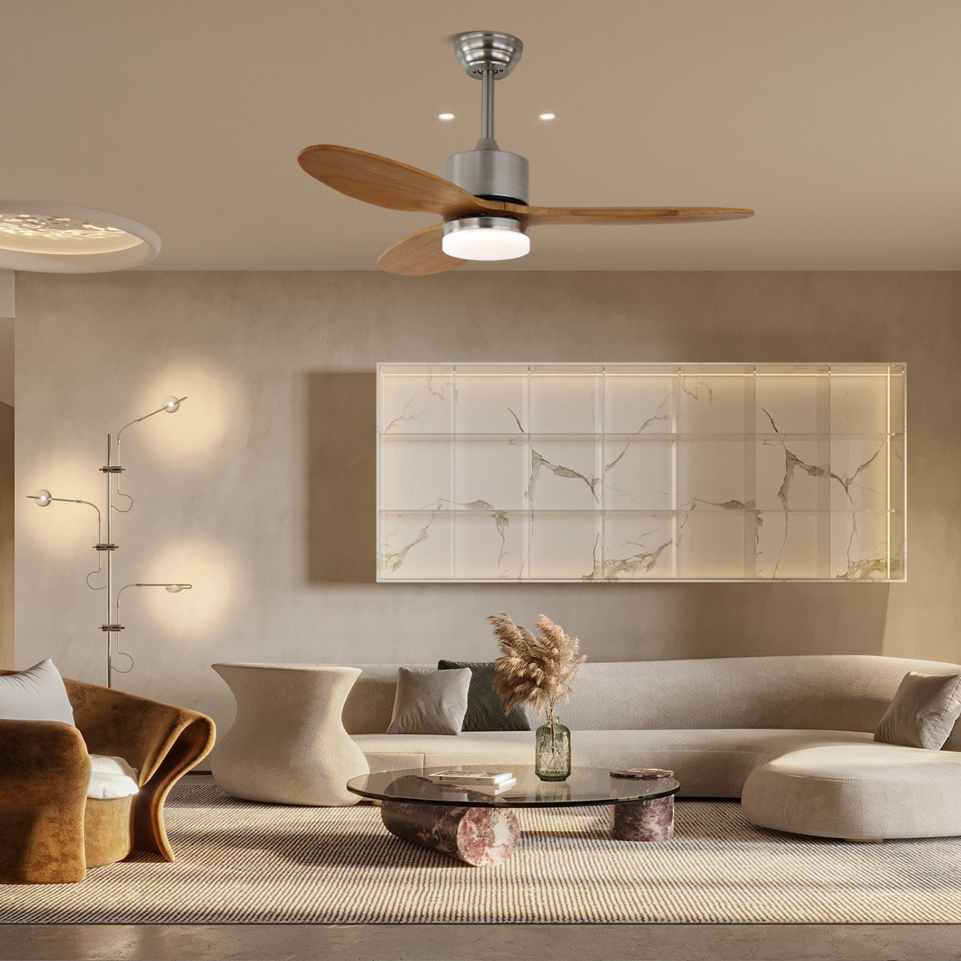 Primo piano delle pale in legno del ventilatore da soffitto minimalista Elara