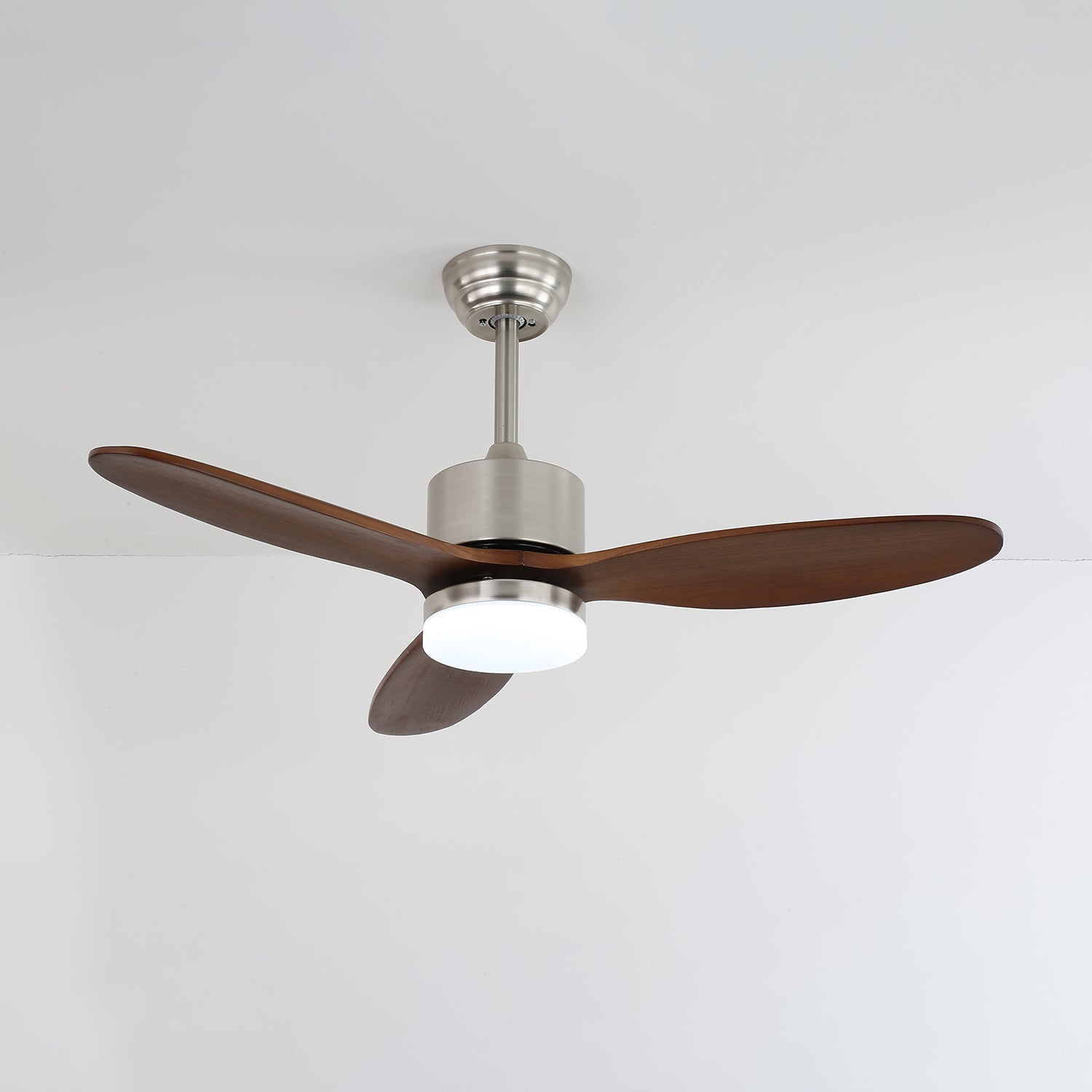 Ventilatore da soffitto con luce Elara in legno da un'angolazione diversa