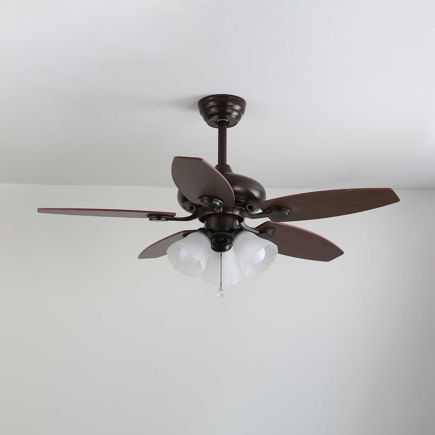 Ventilatore da Soffitto con Luce Florence Vintage in Legno e Vetro, scatto lifestyle