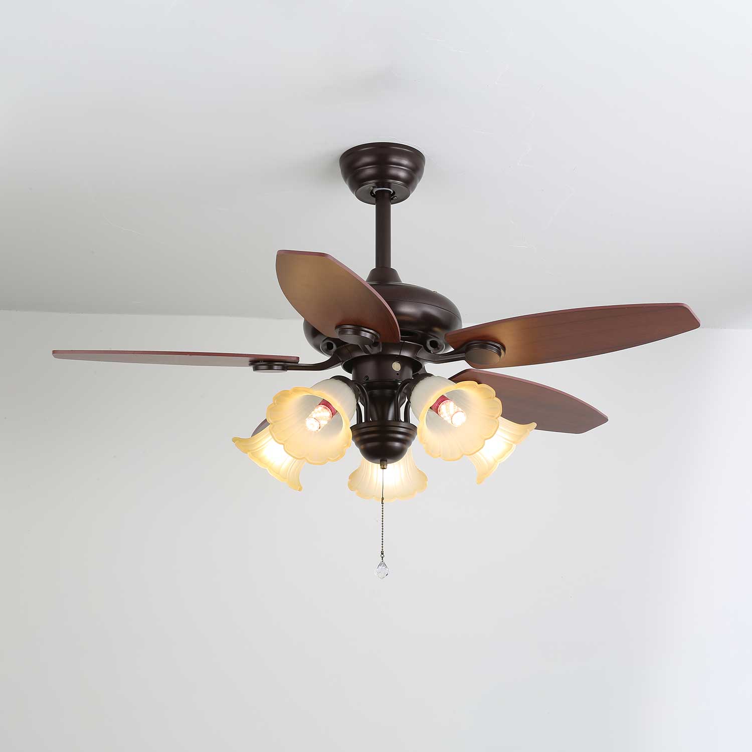 Dettaglio della finitura in legno di noce sulle pale del ventilatore