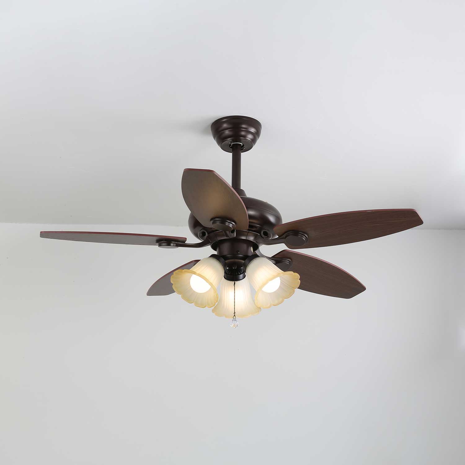Vista del ventilatore con luce dal basso, che mostra tutte le luci