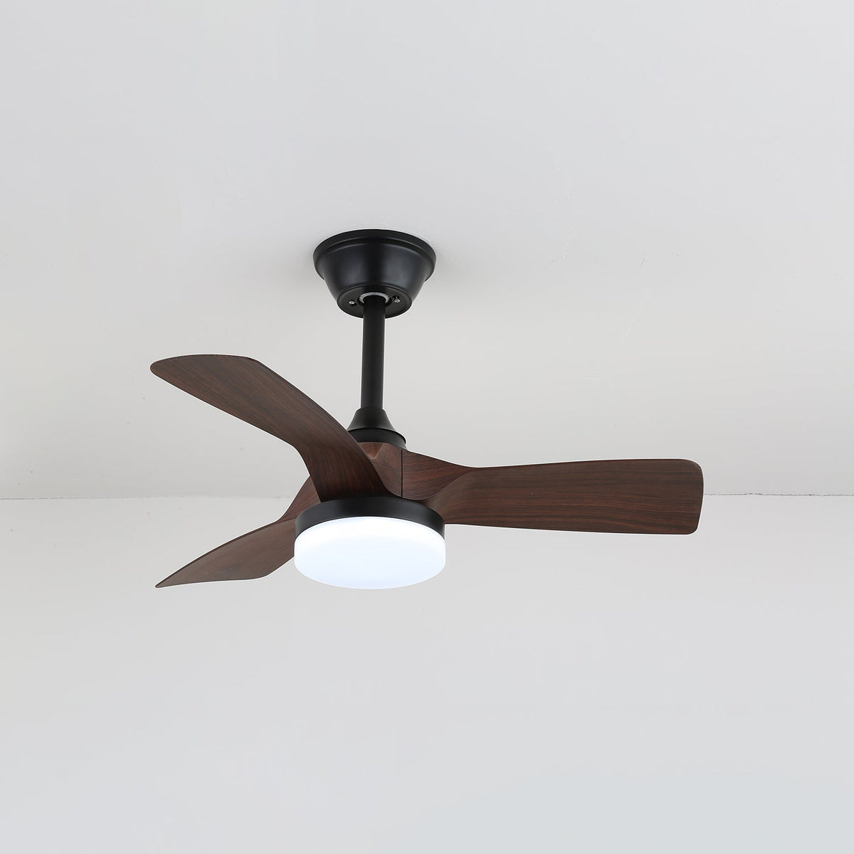 Ventilatore da soffitto minimalista Orlen in legno con finitura nera