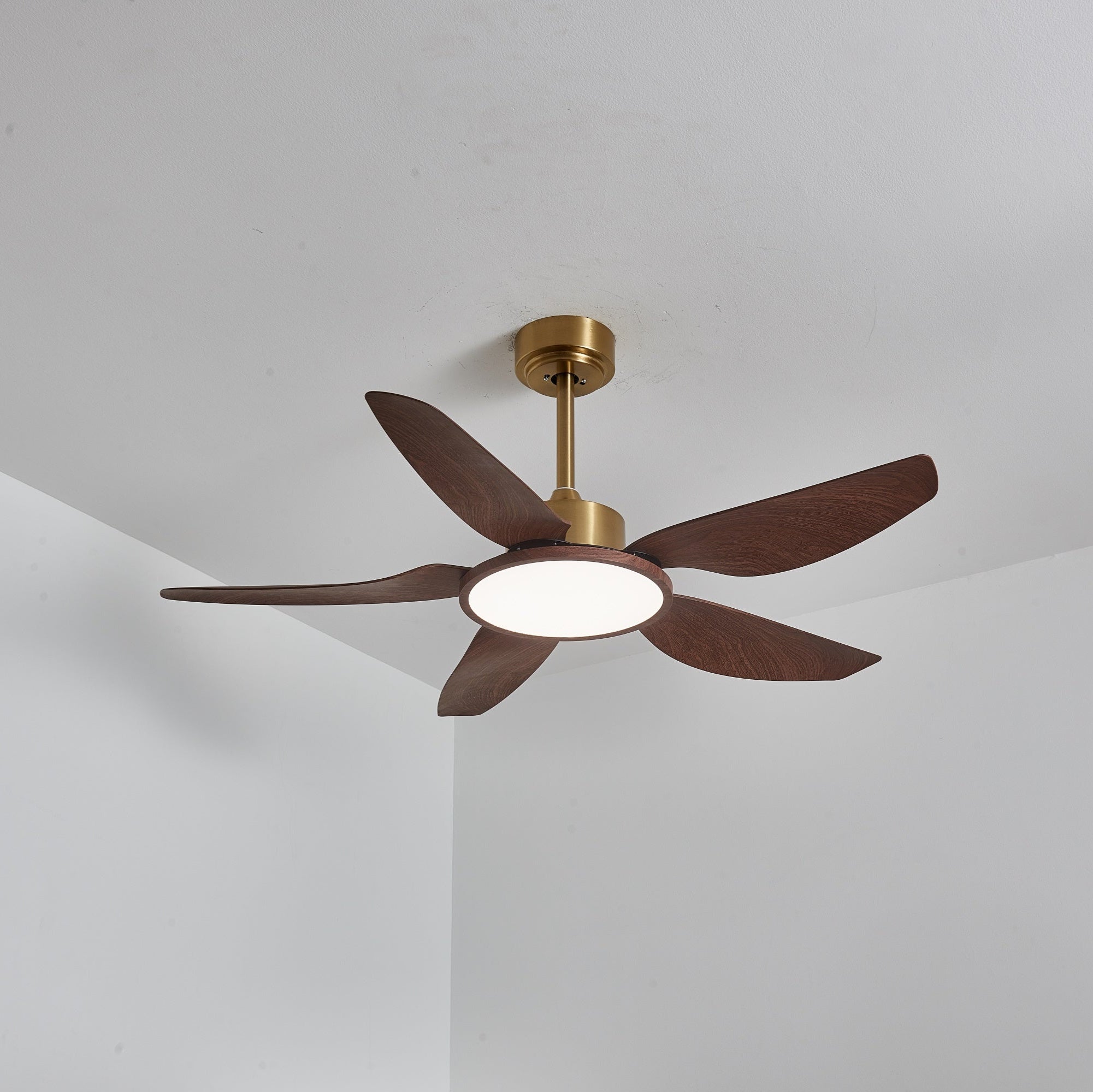 Ventilatore con luce Aurelia in un ambiente soggiorno moderno.