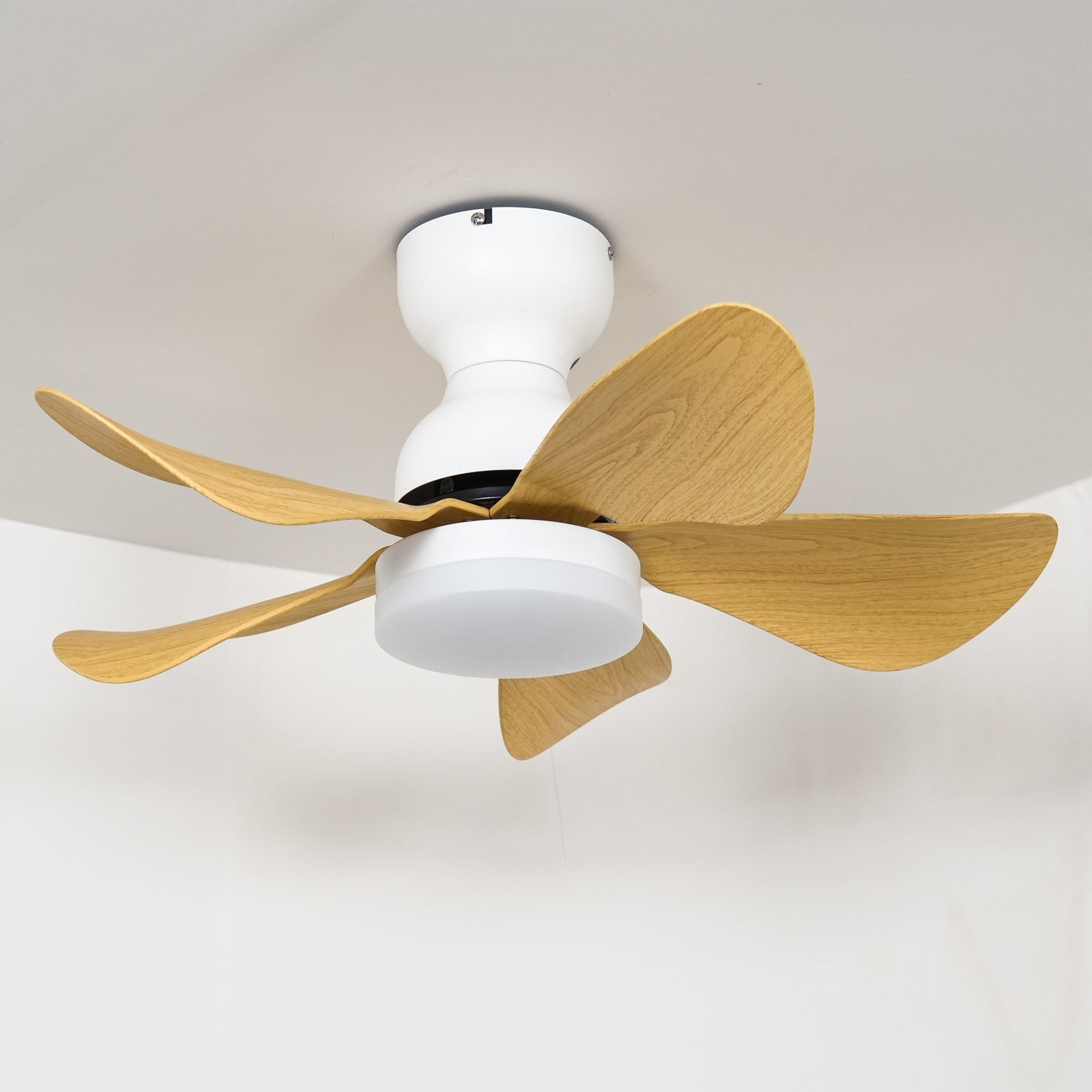 Ventilatore da soffitto Callen con luce effetto legno, scatto lifestyle