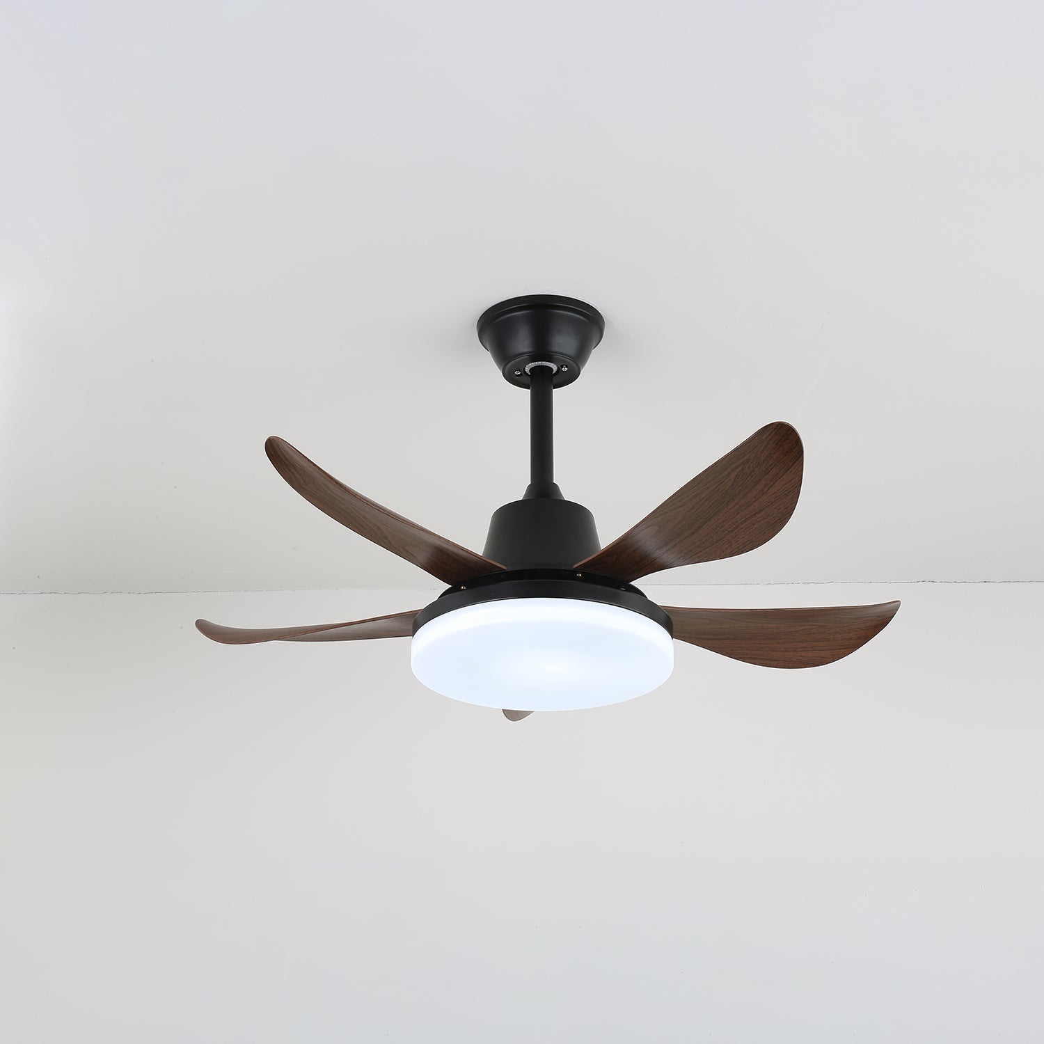 Ventilatore da soffitto moderno in legno Callen con luce e telecomando