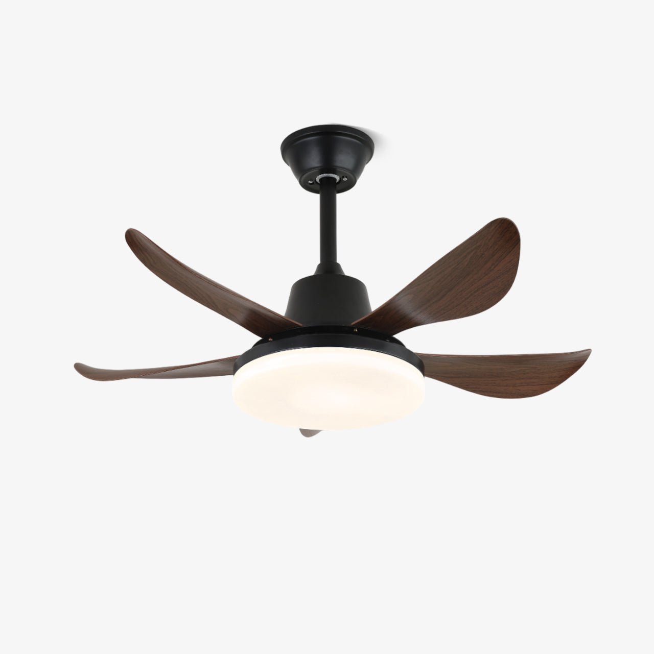 Ventilatore da soffitto moderno in legno Callen con luce in un ambiente soggiorno