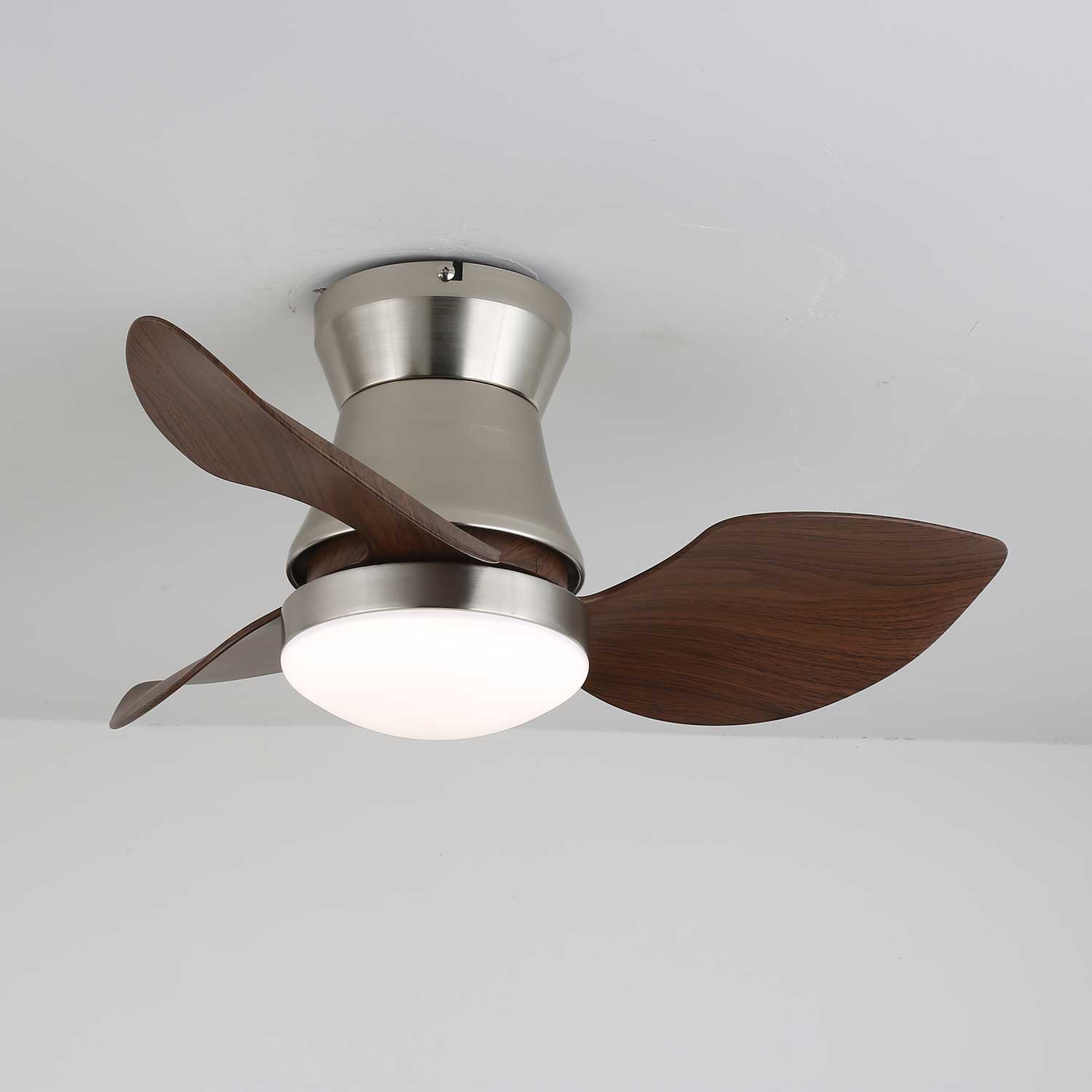 Dettaglio della luce LED integrata sul Ventilatore da Soffitto Moderno Airlume.