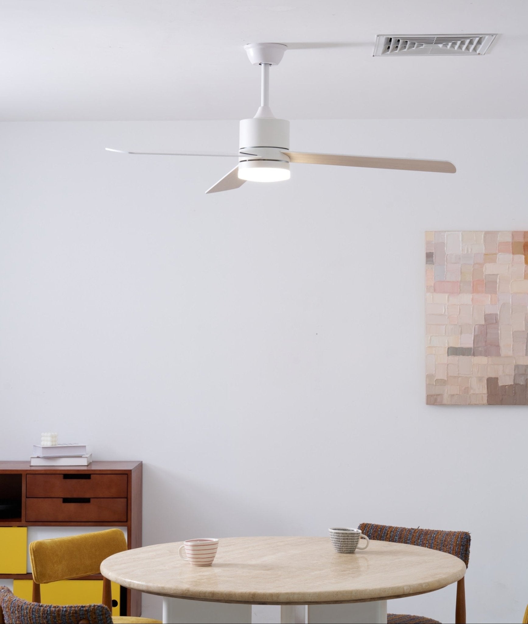 Ventilatore da soffitto con luce Lennox Drift, che mostra il montaggio a soffitto.