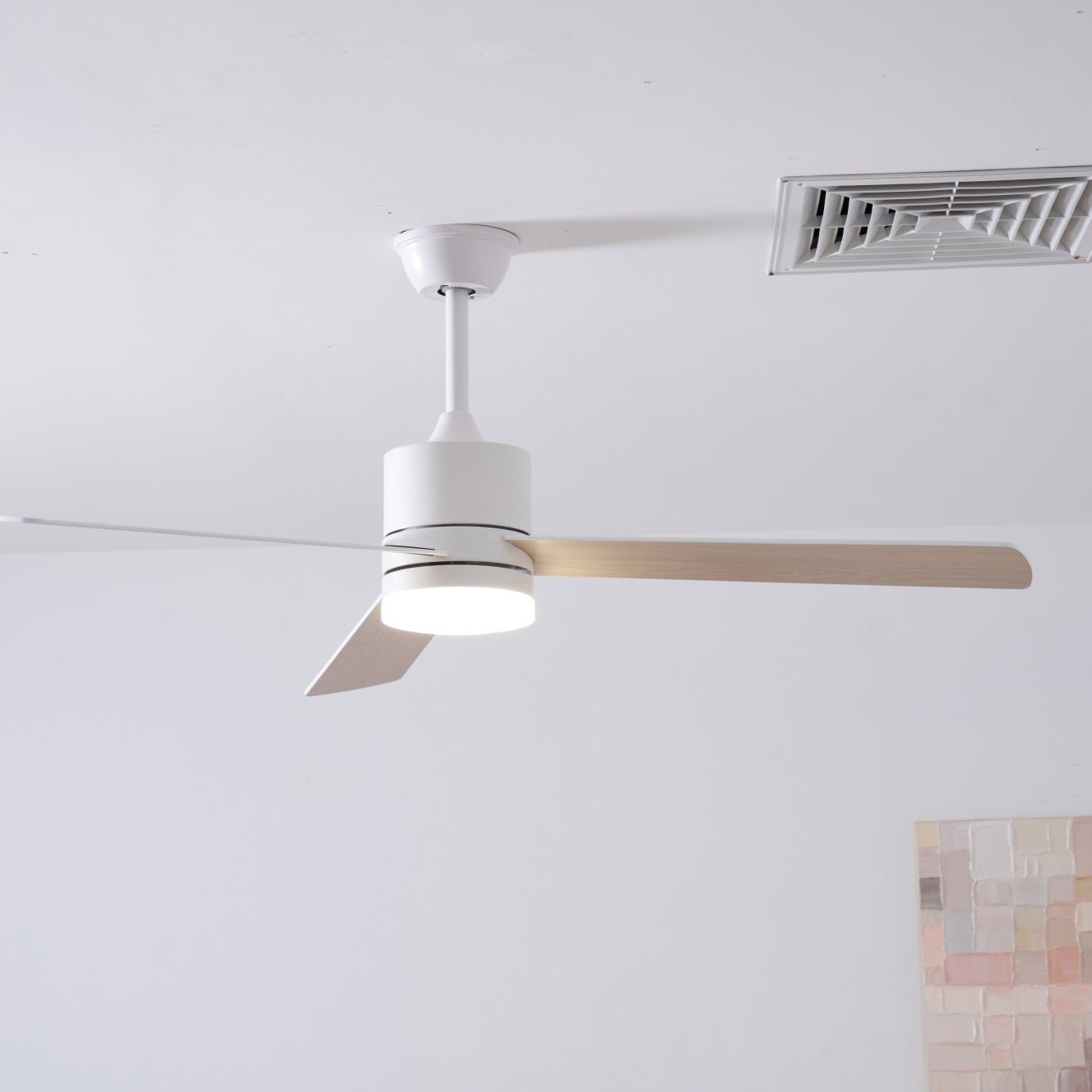 Vista angolata del ventilatore, che ne enfatizza il design minimalista.