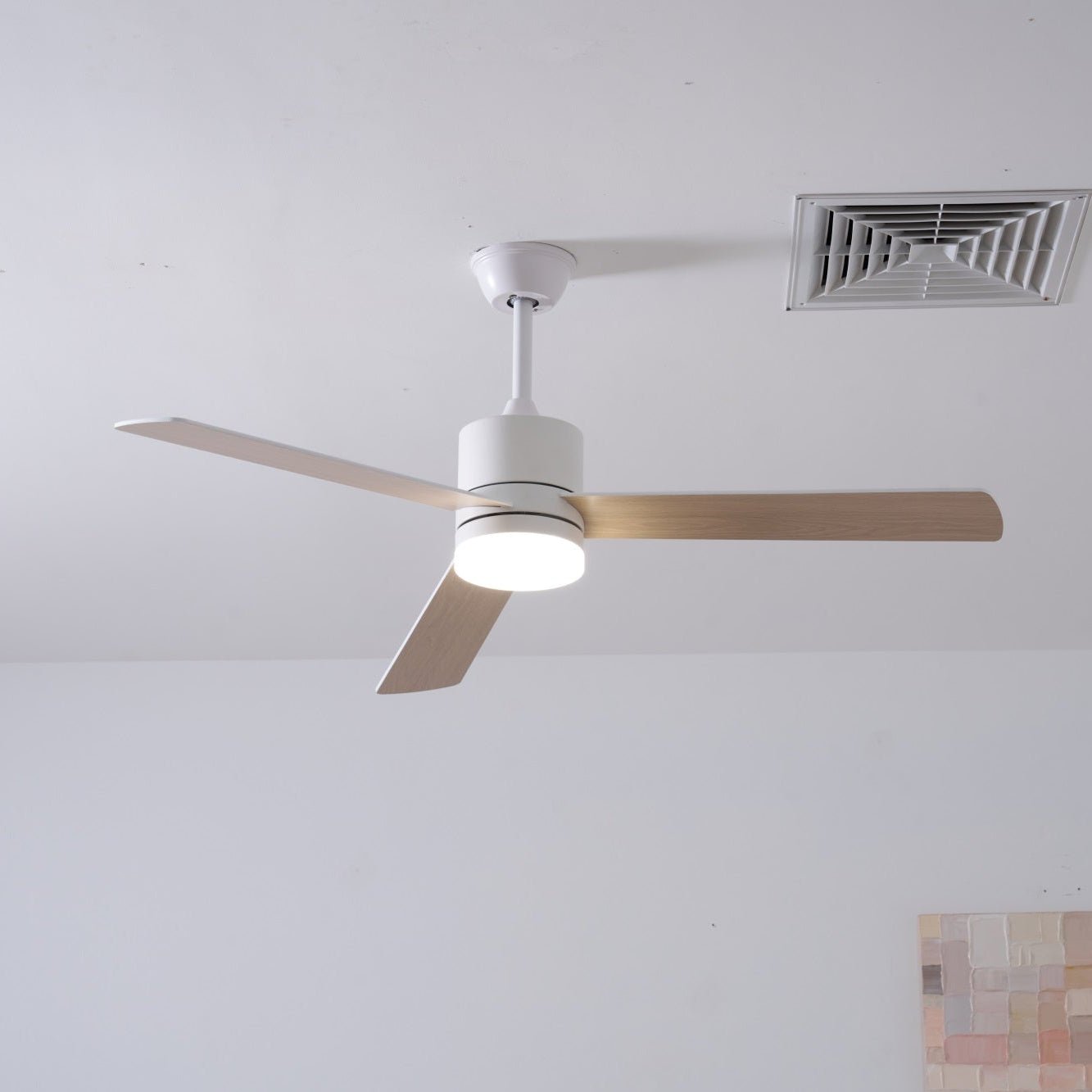 Ventilatore Lennox Drift con luce accesa, che illumina uno spazio.