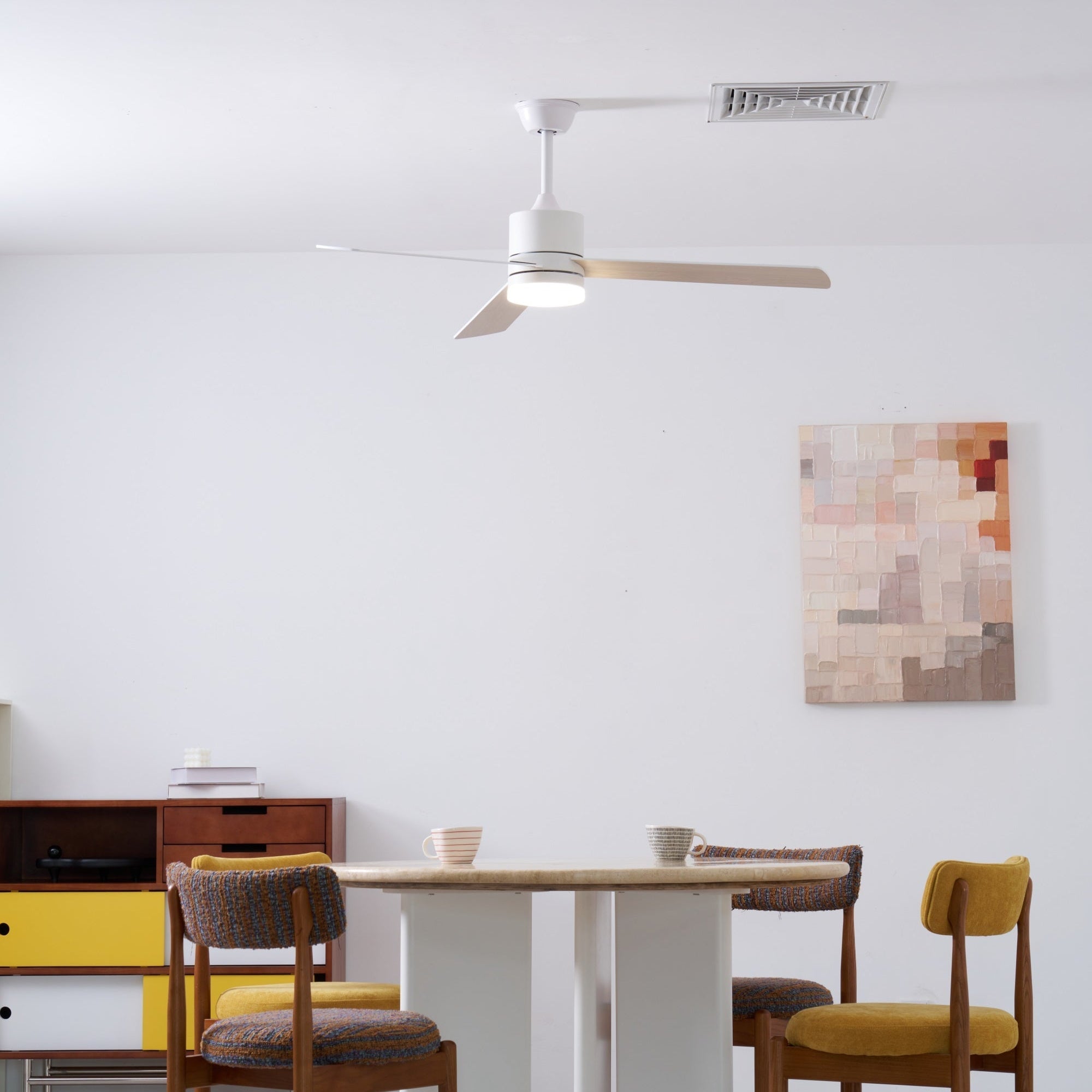 Ventilatore da soffitto con luce Lennox Drift, vista laterale, che evidenzia la struttura in metallo e le pale in legno.