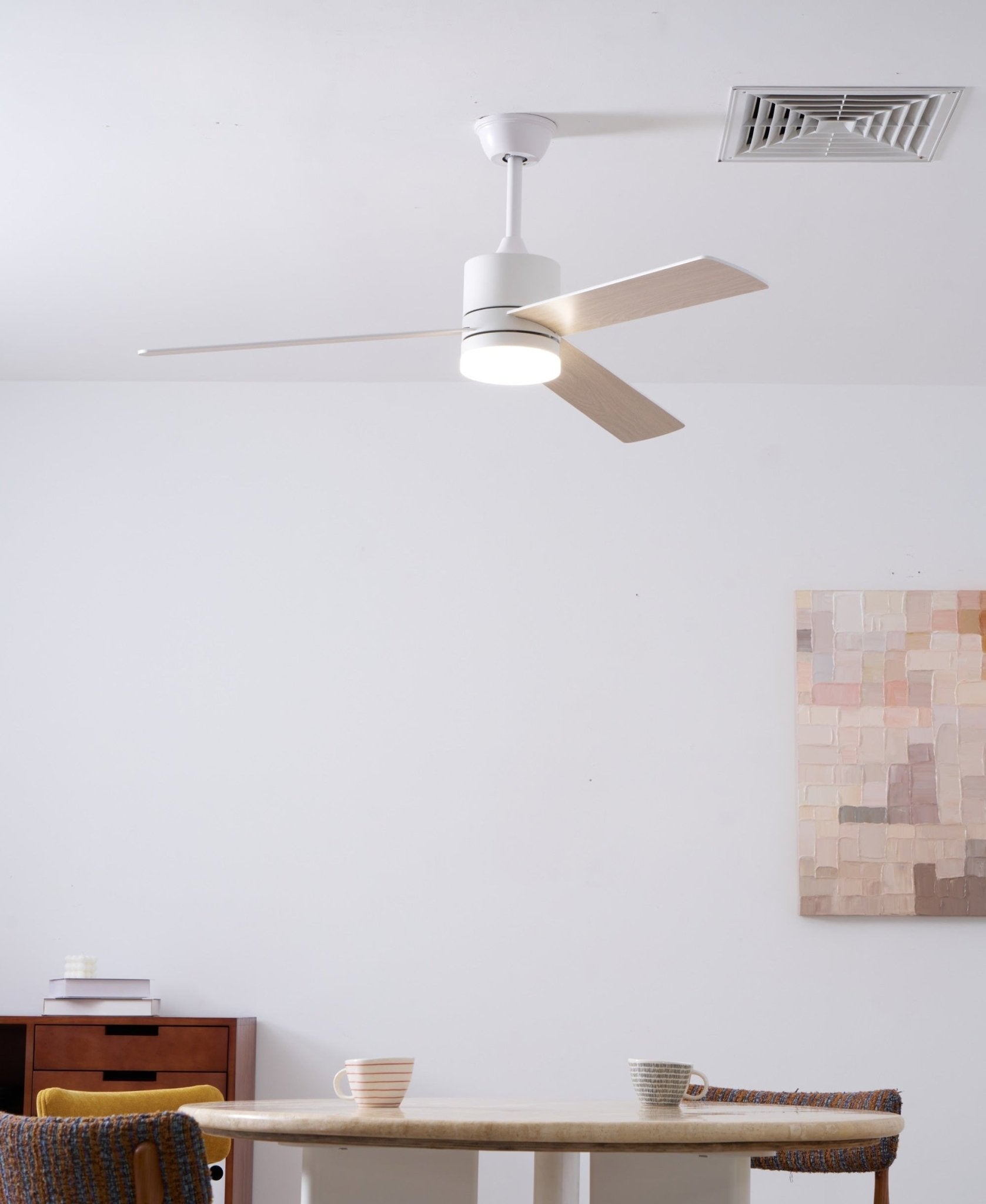 Ventilatore da soffitto con luce Lennox Drift installato in un ambiente soggiorno moderno.