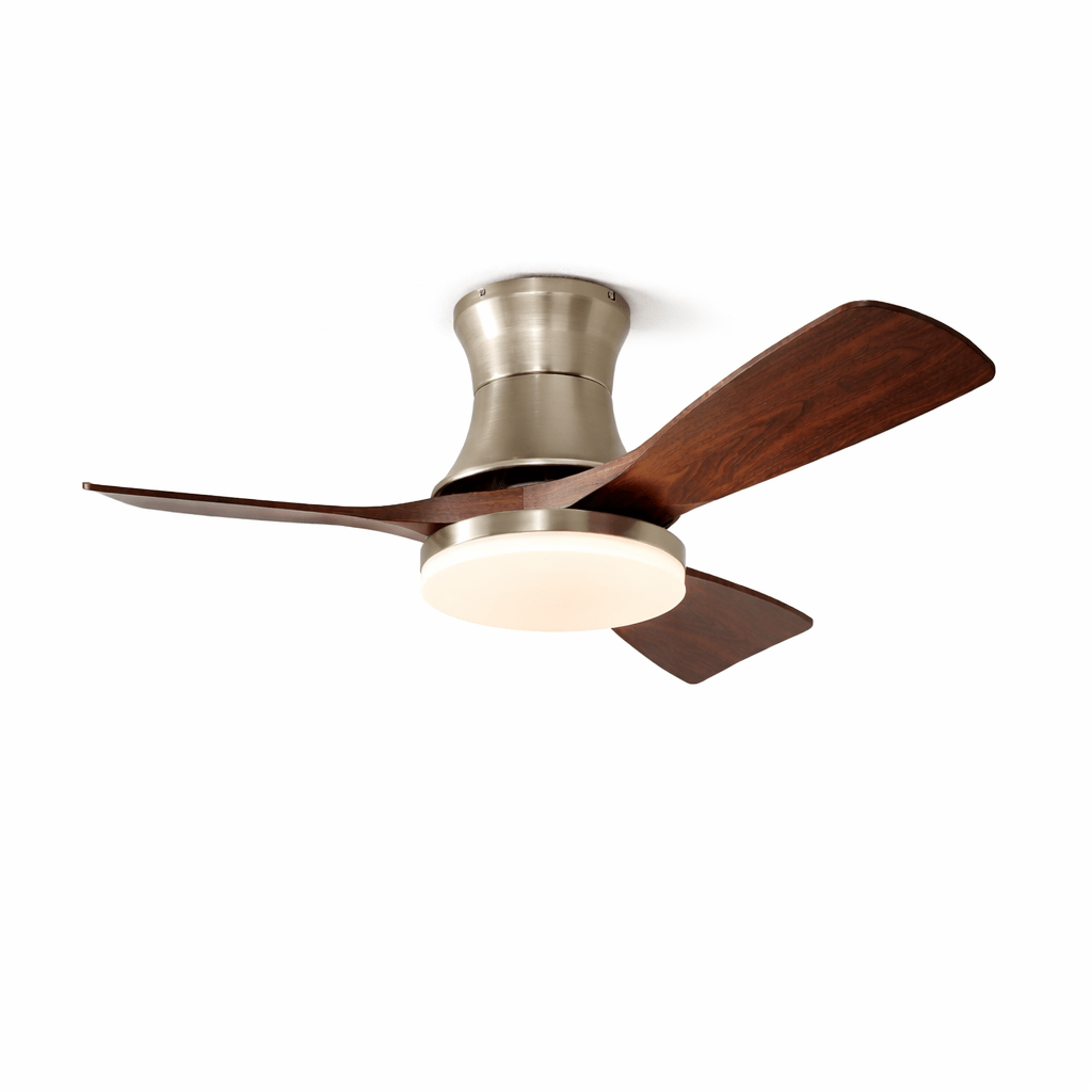 Ventilatore da soffitto per interni con luce in finitura nickel, vista laterale