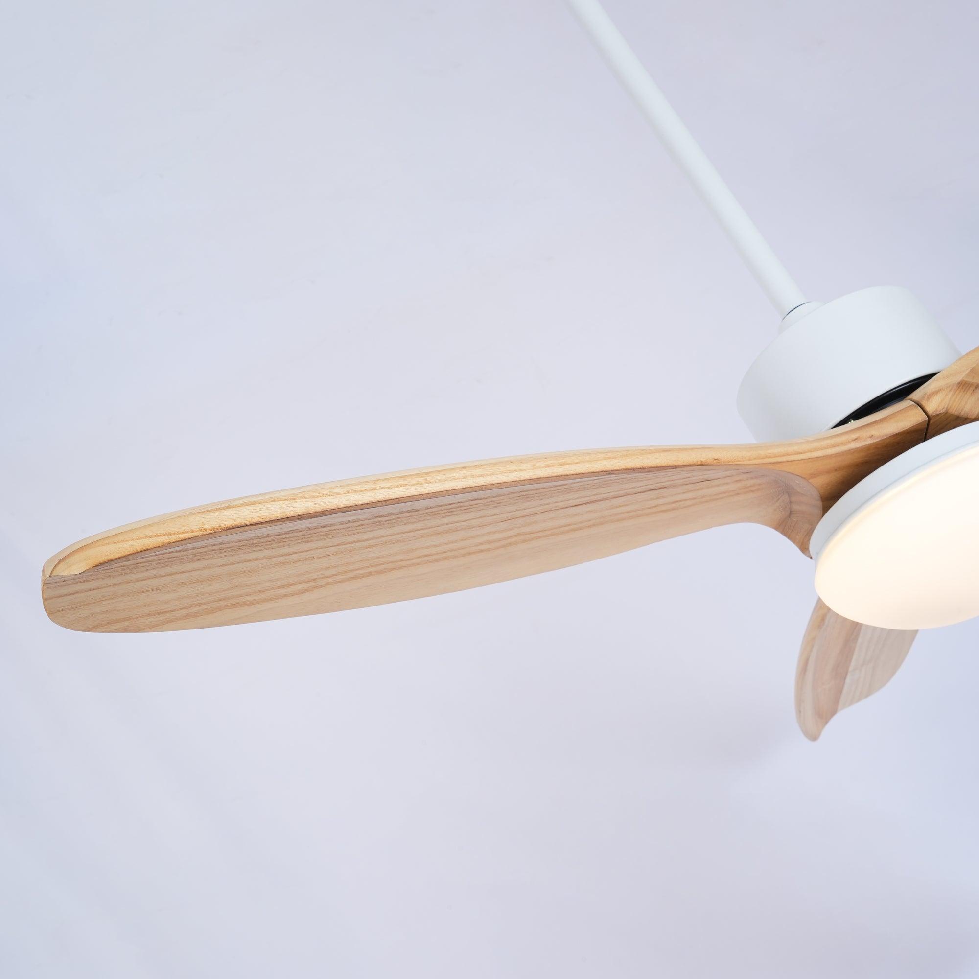 Ventilatore con luce Brivel in un ambiente camera da letto.