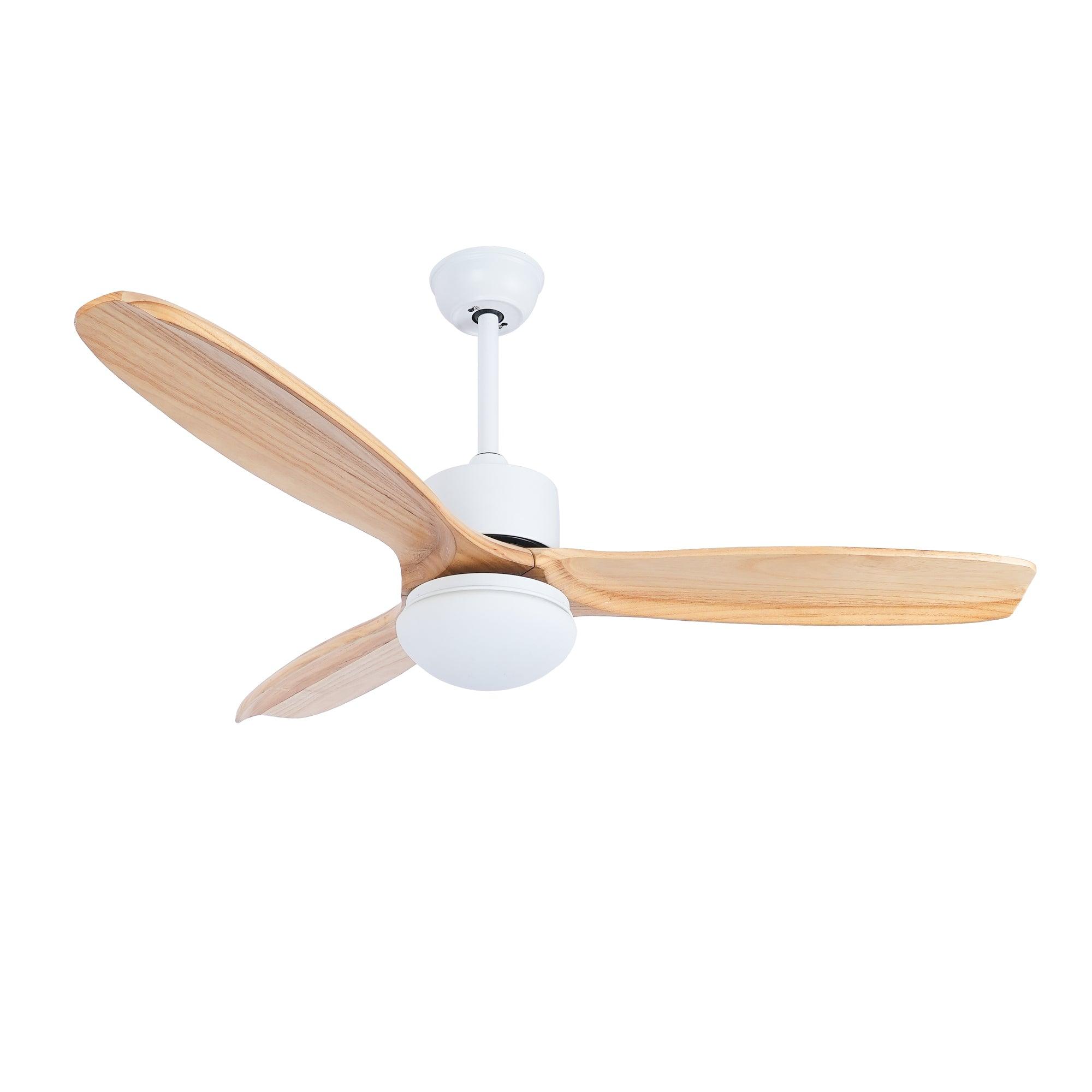 Ventilatore da soffitto con luce Brivel Elegance Naturale da un'angolazione bassa.