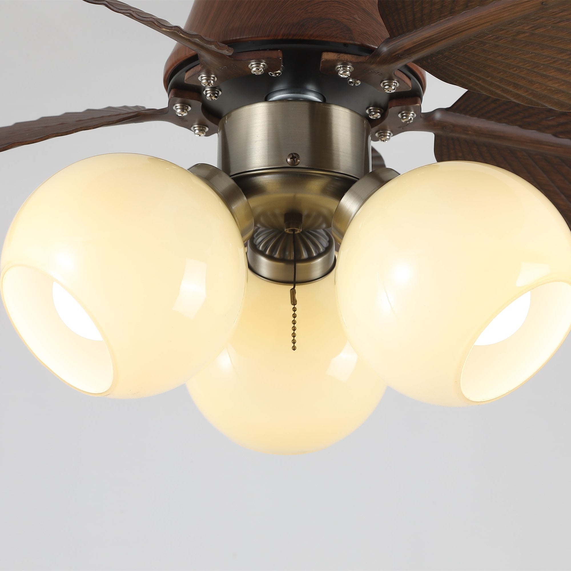Dettaglio del motore in rame puro all'interno del ventilatore da soffitto con luce Walden Oak