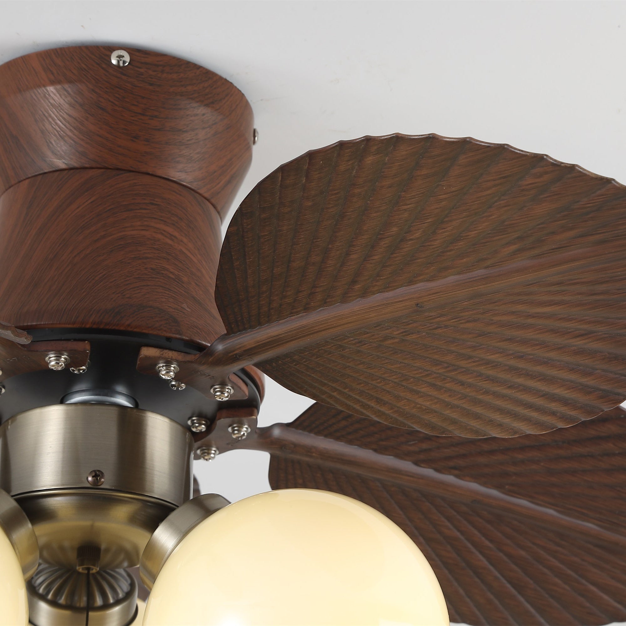 Ventilatore da soffitto con luce Walden Oak visto dal basso, che mostra la sorgente luminosa