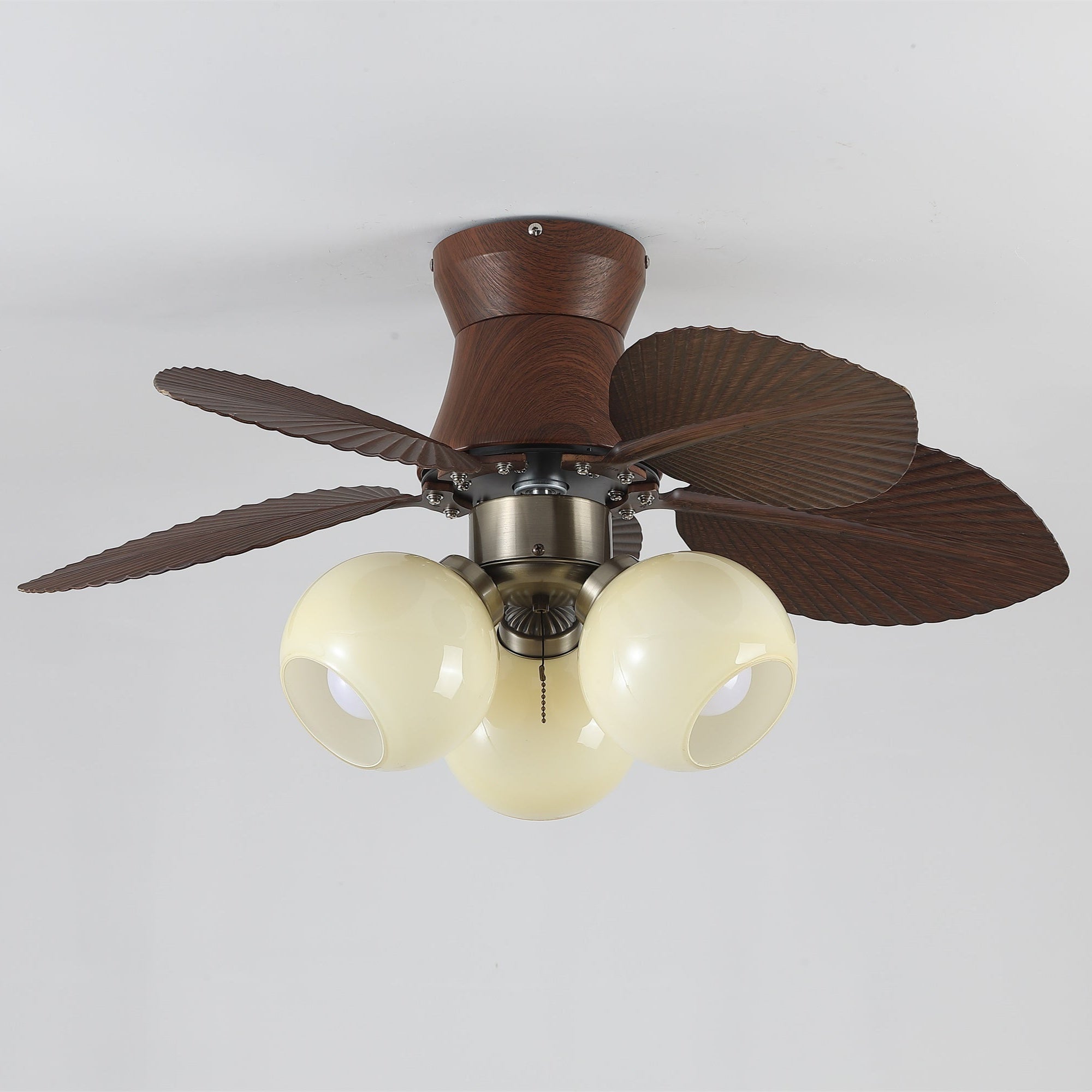 Ventilatore da soffitto con luce Walden Oak con dettaglio del paralume beige