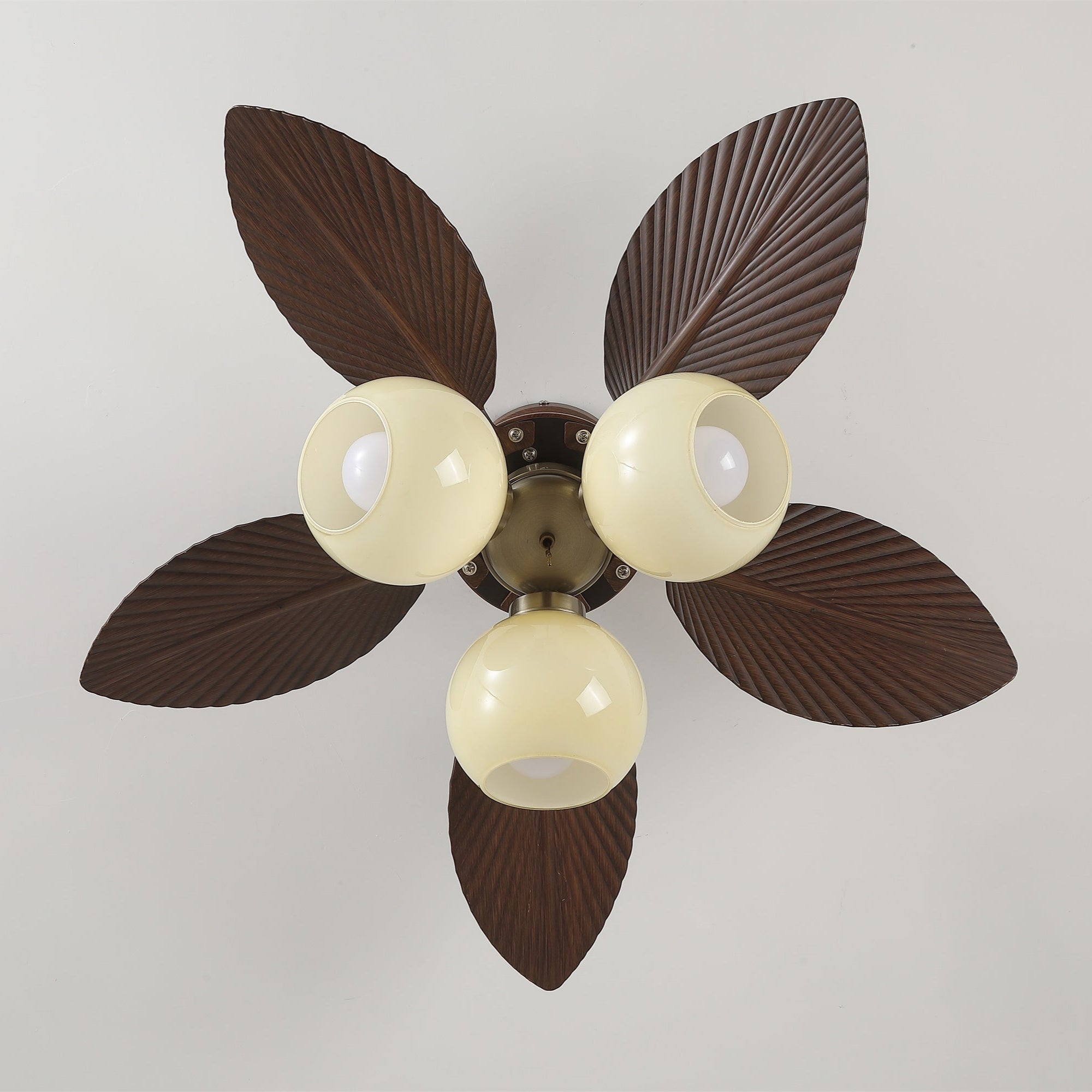 Ventilatore da soffitto con luce Walden Oak installato a soffitto
