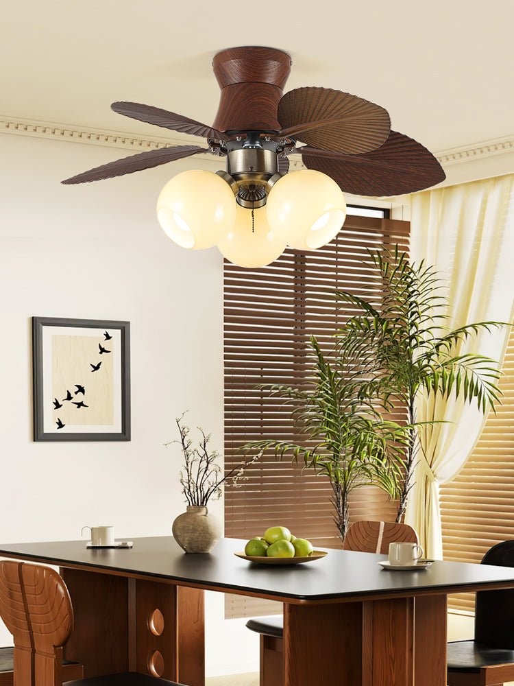 Ventilatore da soffitto con luce Walden Oak in un ambiente interno