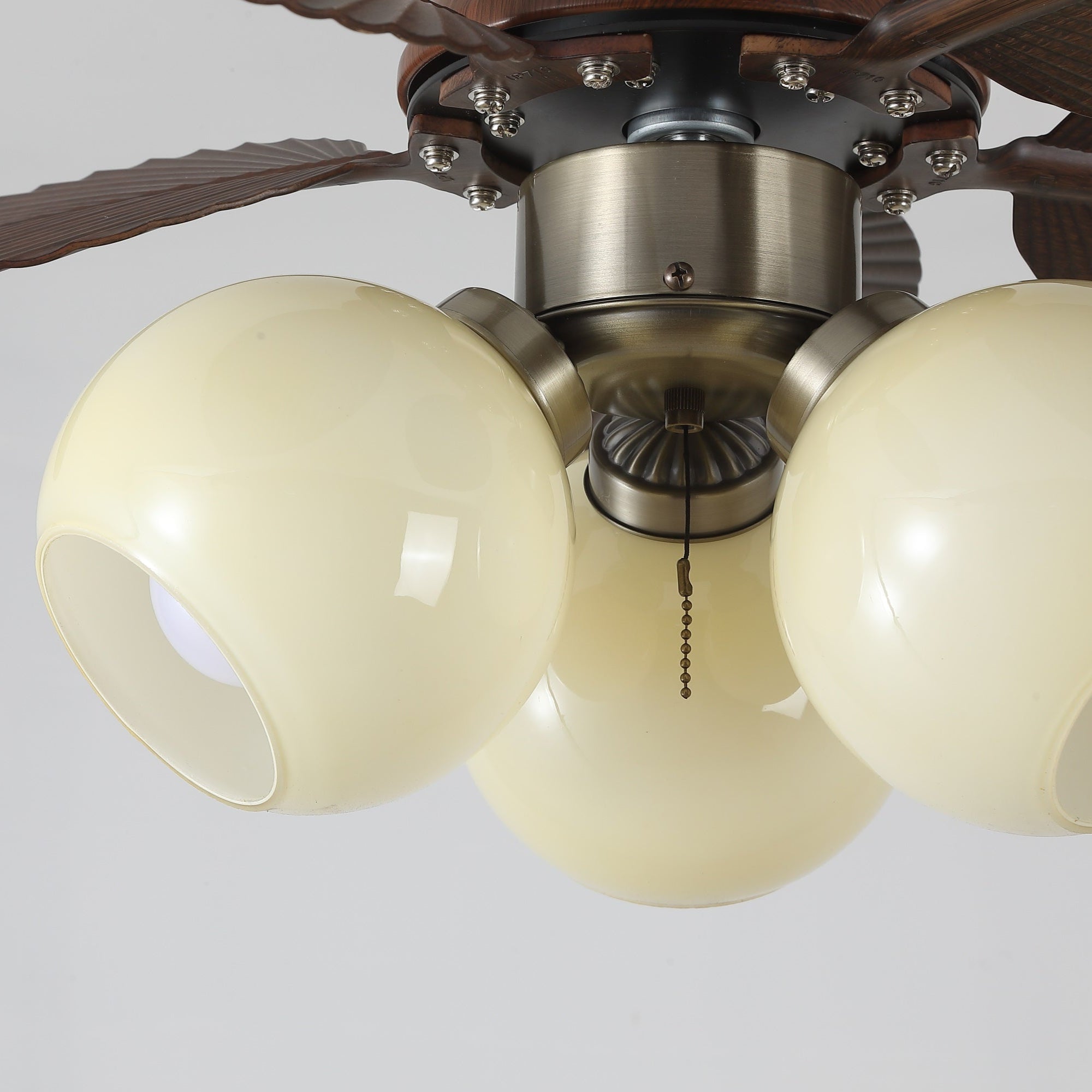Ventilatore da soffitto con luce Walden Oak che illumina una camera da letto