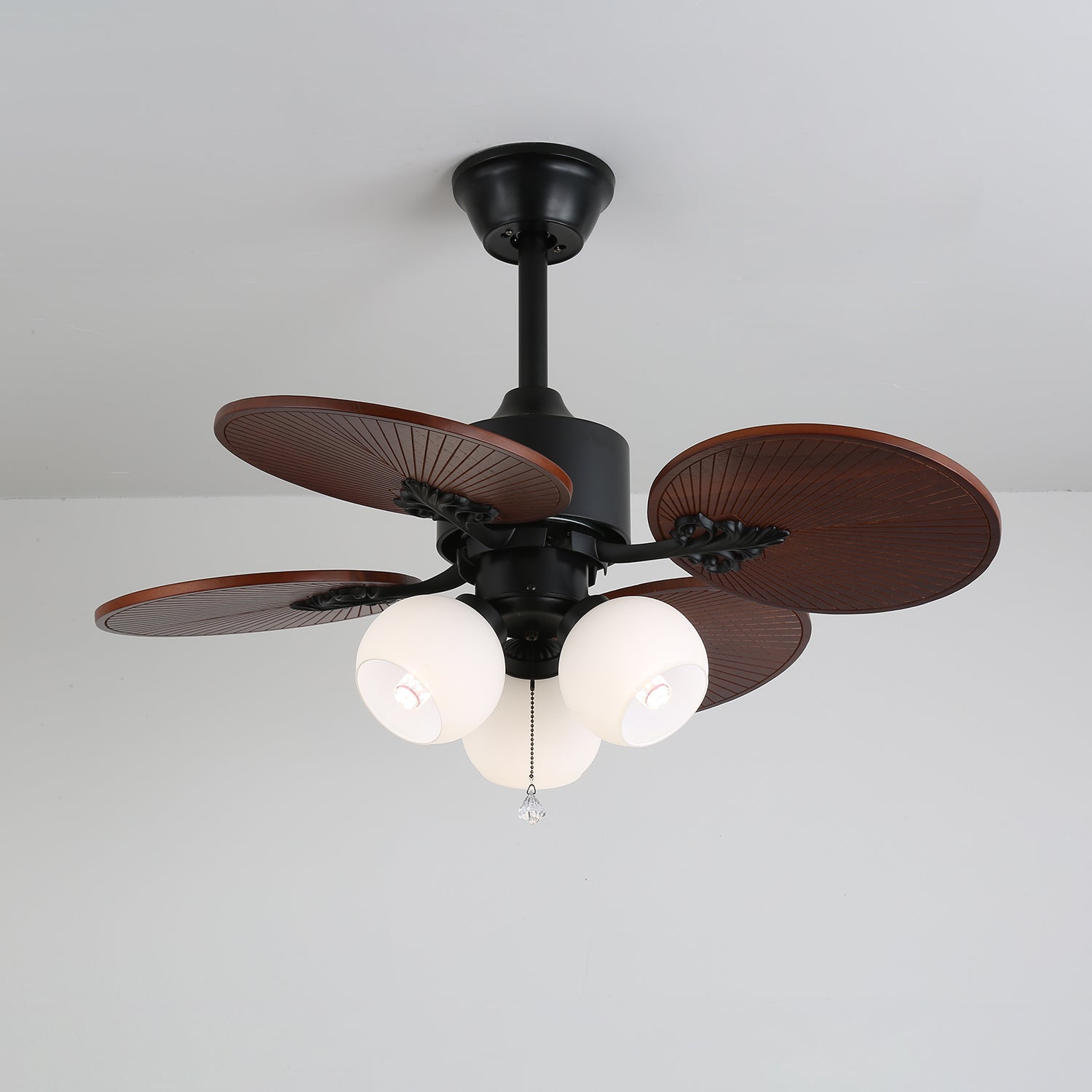 Foto lifestyle del ventilatore Solara che completa un arredamento tropicale.