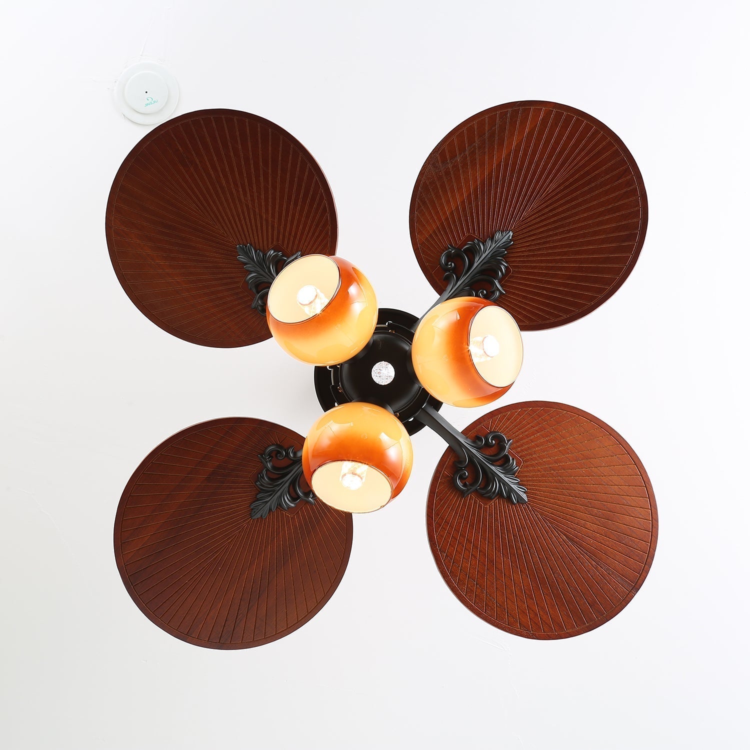 Ventilatore Solara con luce accesa, che illumina lo spazio.