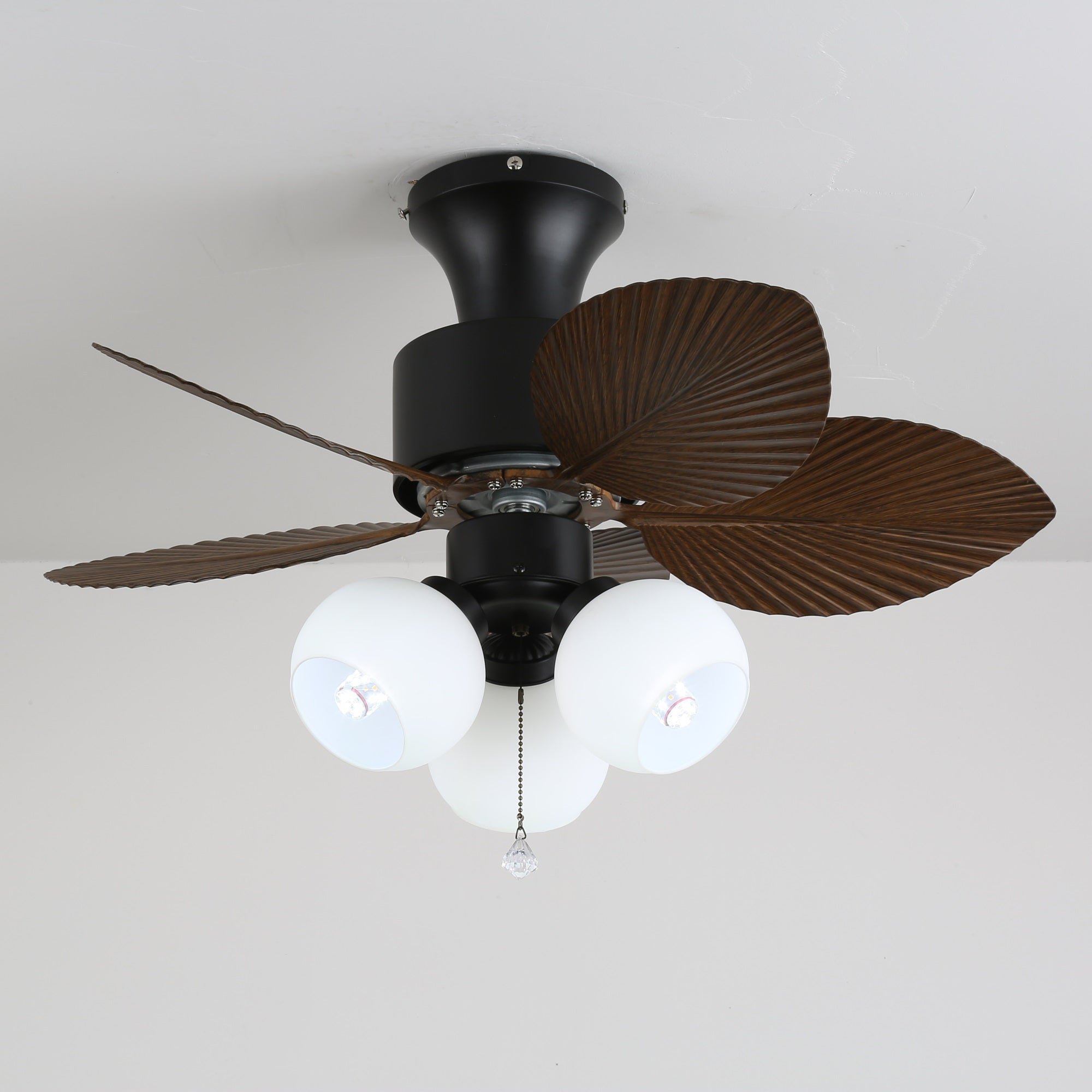 Ventilatore da soffitto con luce Marvella in legno vintage con la sorgente luminosa accesa