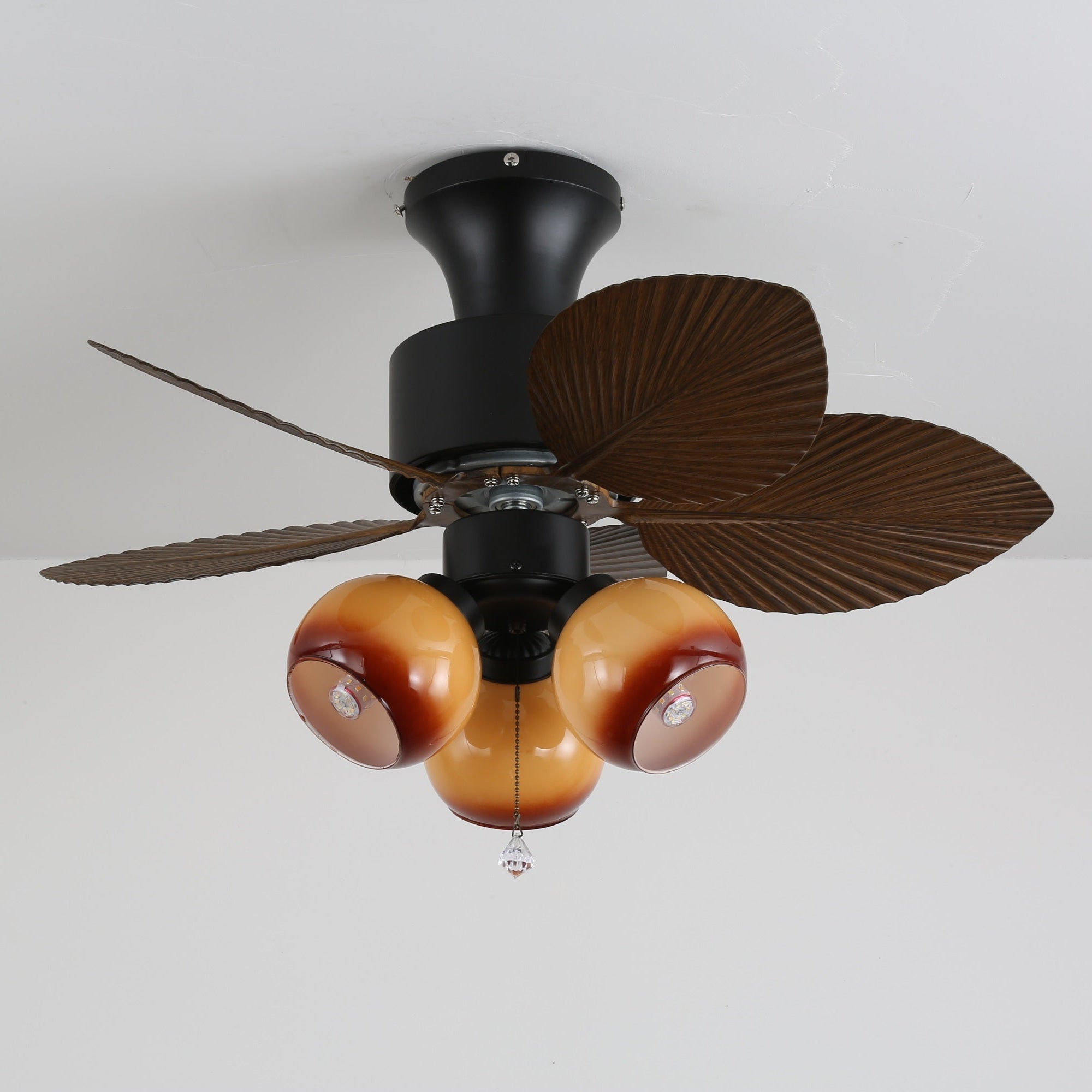 Primo piano delle pale in ABS del ventilatore da soffitto con luce Marvella in legno vintage